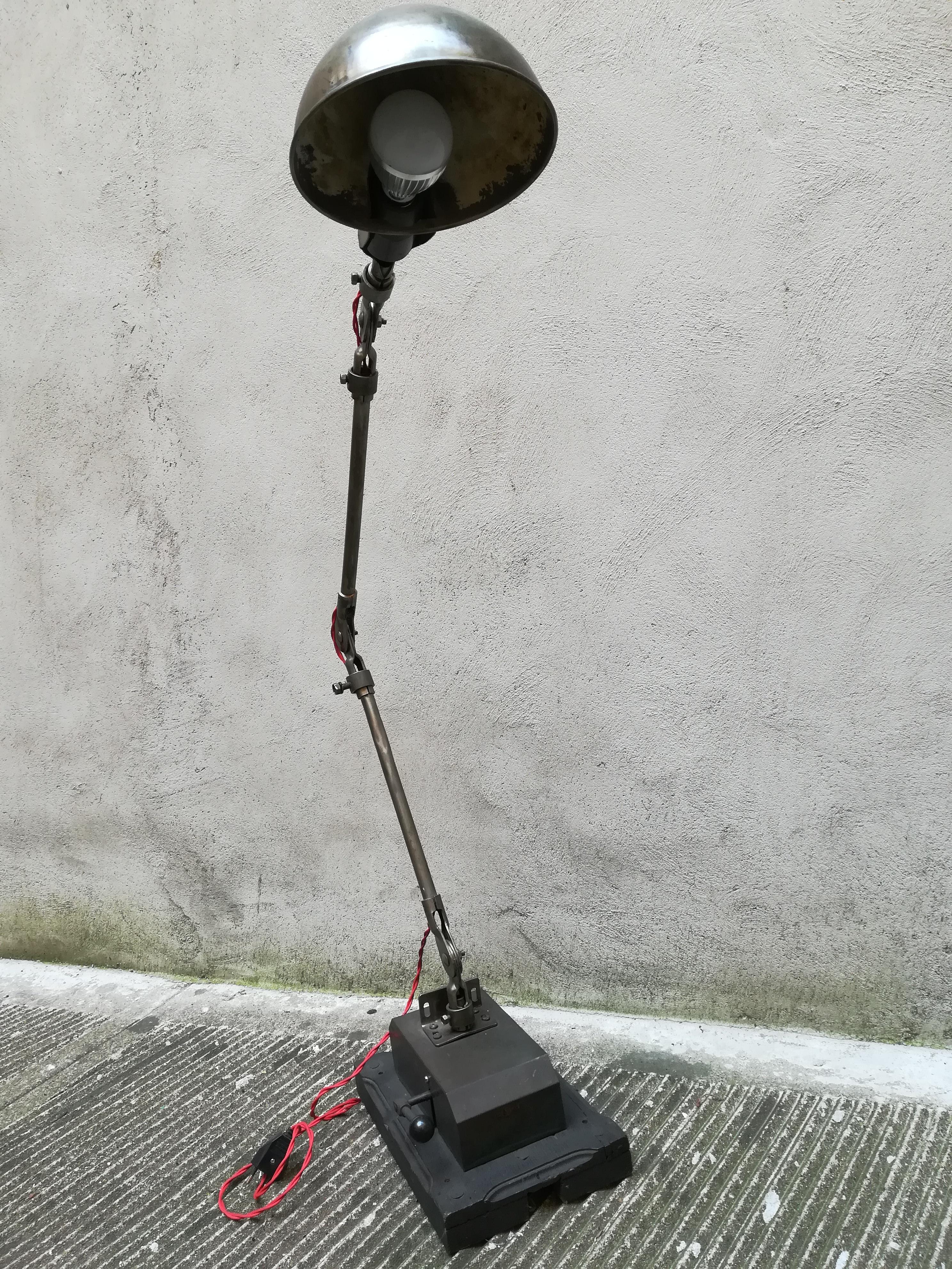 21st Century Upcycling France Table Lamp Made by Old Car's Mechanism For Sale 8