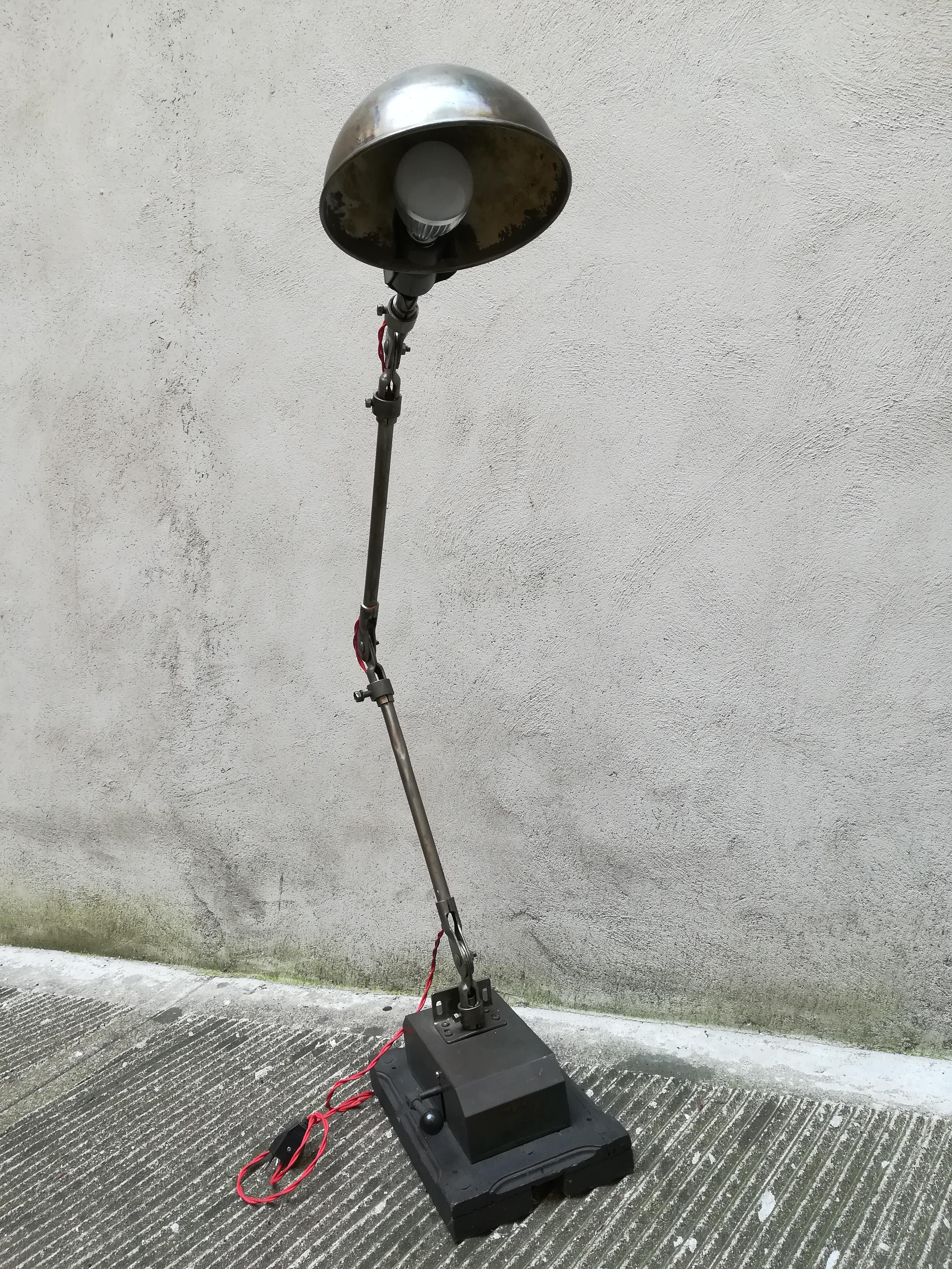 21st Century Upcycling France Table Lamp Made by Old Car's Mechanism For Sale 9