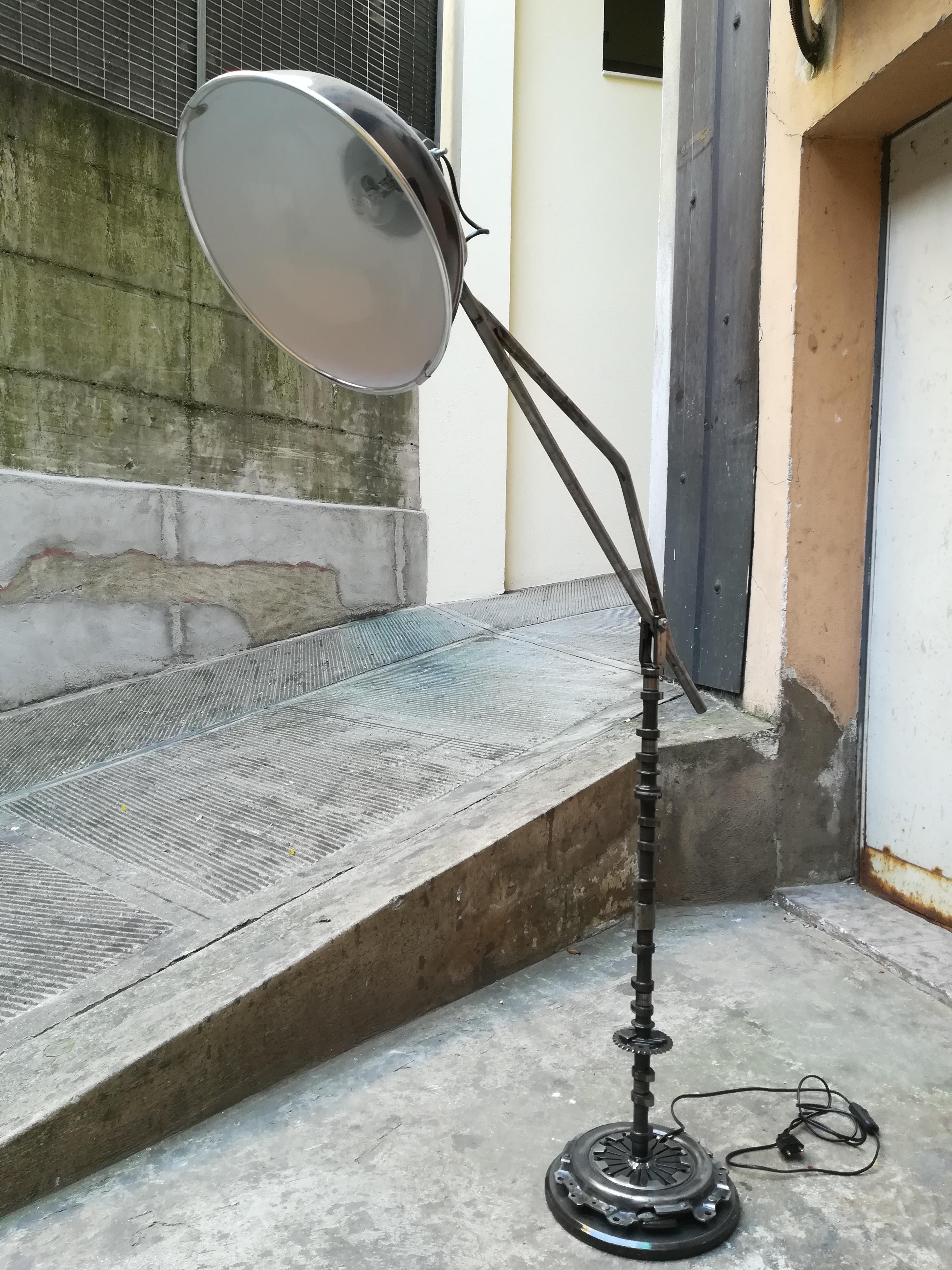 21st Century Upcycling Metal Floor Lamp Made by Old Car's Mechanism In Excellent Condition For Sale In Milan, Italy