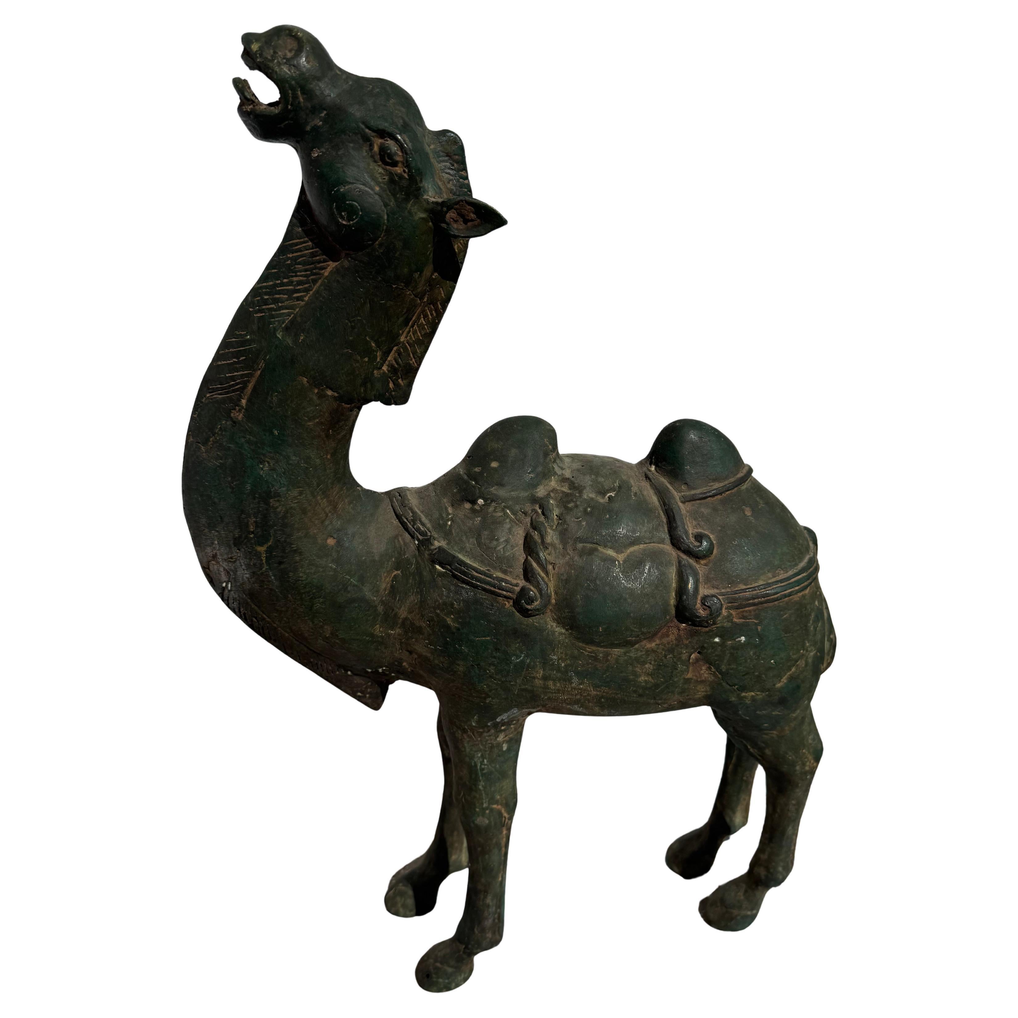 Scultura di cammello in bronzo patinato vintage da 21 pollici