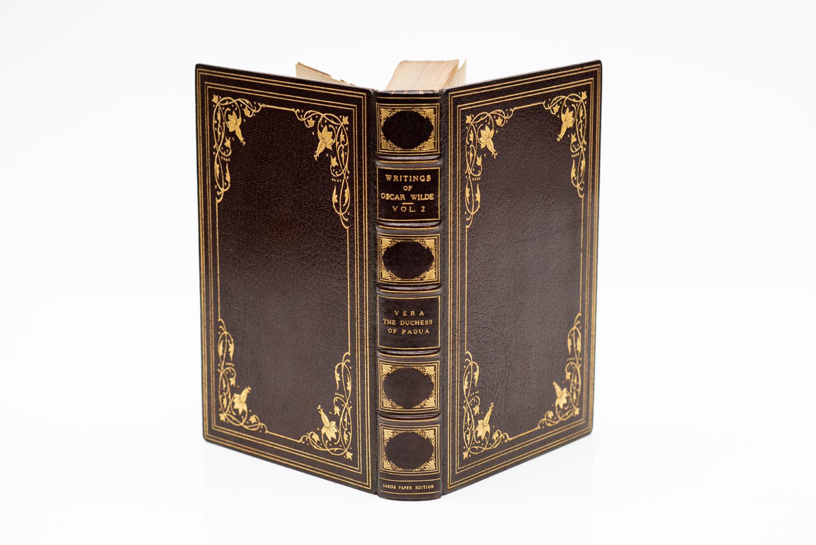 21 Volumes. Thomas Hardy. The Writings.
With Prefaces & Notes. Anniversary Edition. Bound in 3/4 wine morocco, linen boards, top edges gilt, raised bands, gilt panels. Published: New York & London: Harper & Brothers 1920
Handsome Set.
H: 9