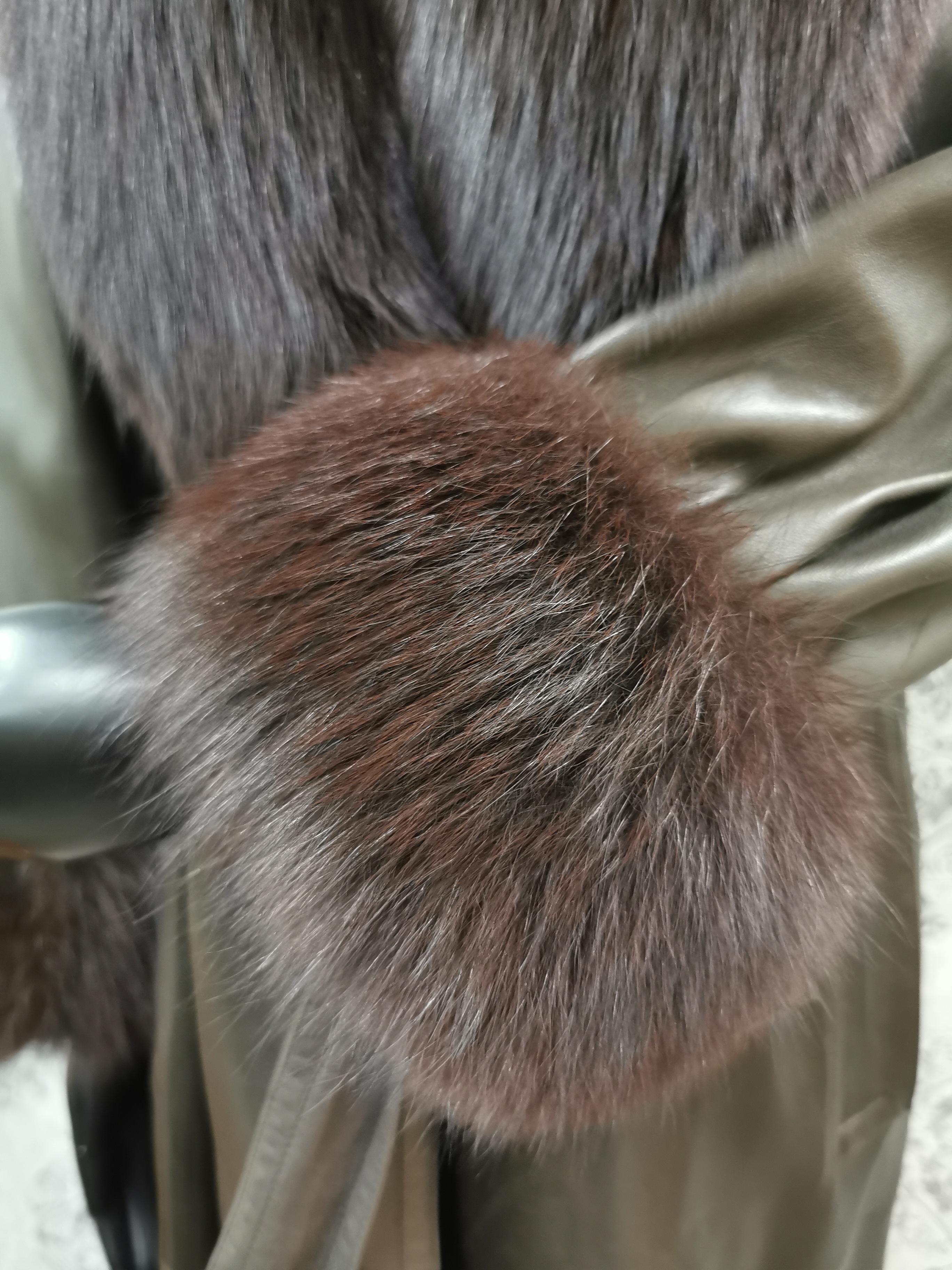 Yves Saint Laurent Fourrures Leather Coat with Fox Fur lined sheared (Size 8-S In Excellent Condition For Sale In Montreal, Quebec