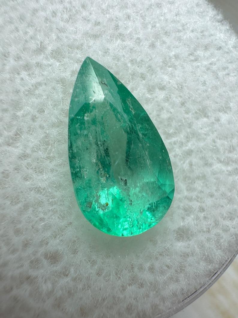 A. Stone: Smeraldo
Peso: 2,10 carati
Forma: Taglio a pera
Chiarezza: Semi-Trasparente, Visibilmente imperfetto
Lucentezza: Molto buono
Colore: verde medio chiaro
Misure: 11,81 mm x 6,61 mm x 5,70 mm
Origine geografica: Colombia
Trattamento: