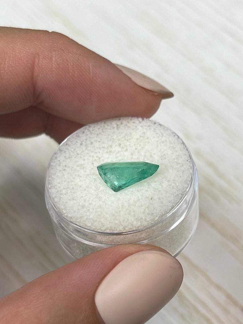 Smeraldo colombiano verde da 2,10 carati 12x6,5 - pietra di maggio a goccia con taglio a pera in vendita 2