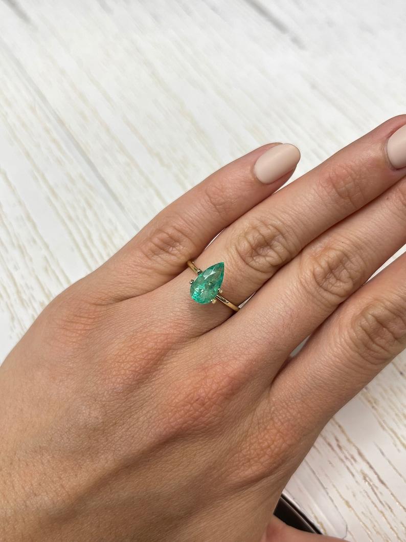 Smeraldo colombiano verde da 2,10 carati 12x6,5 - pietra di maggio a goccia con taglio a pera in vendita 3