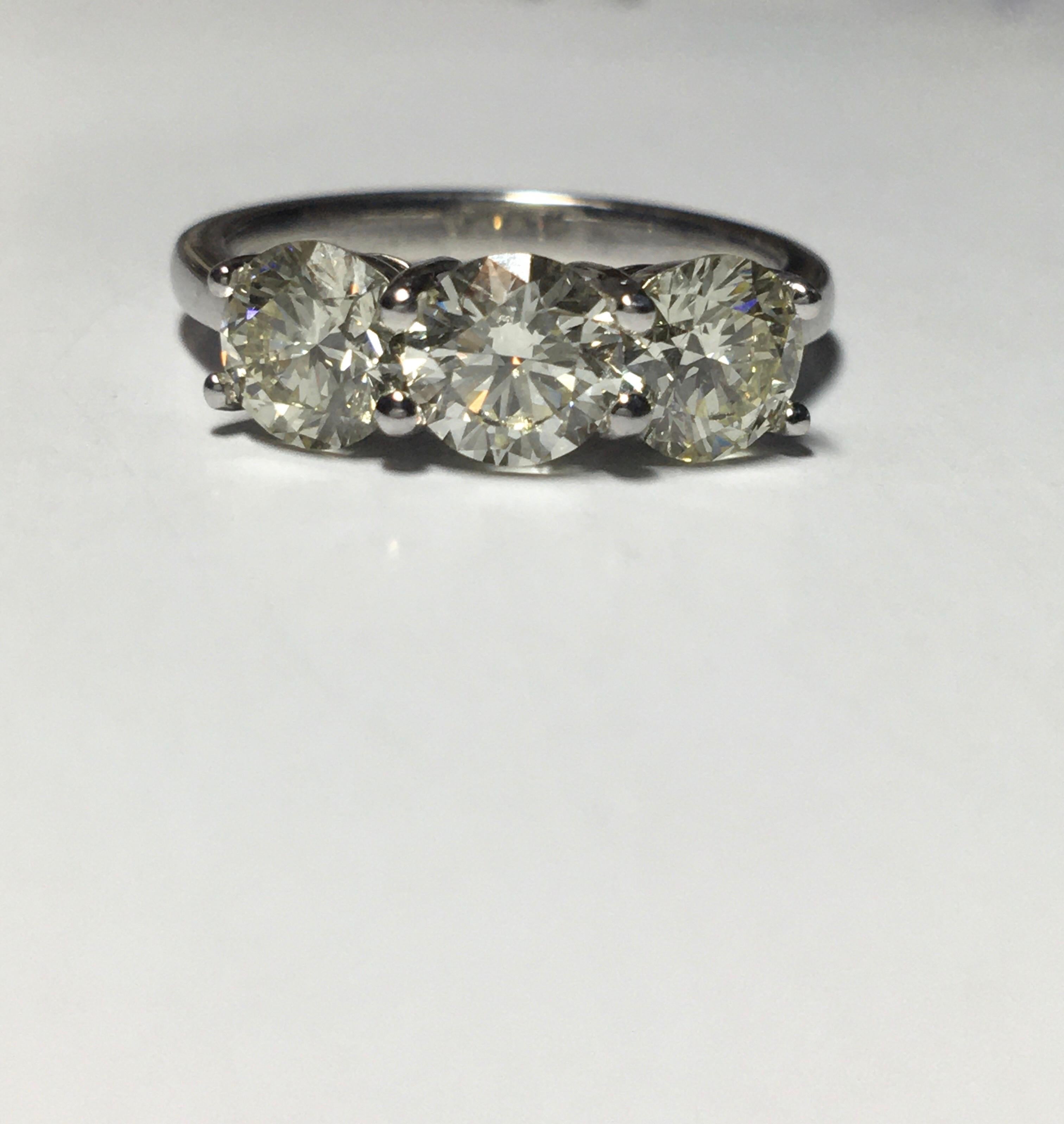 2.10 Carat 18 Karat Engagement Round Diamond Trilogy 4 Prongs Three-Stones Ring For Sale 1