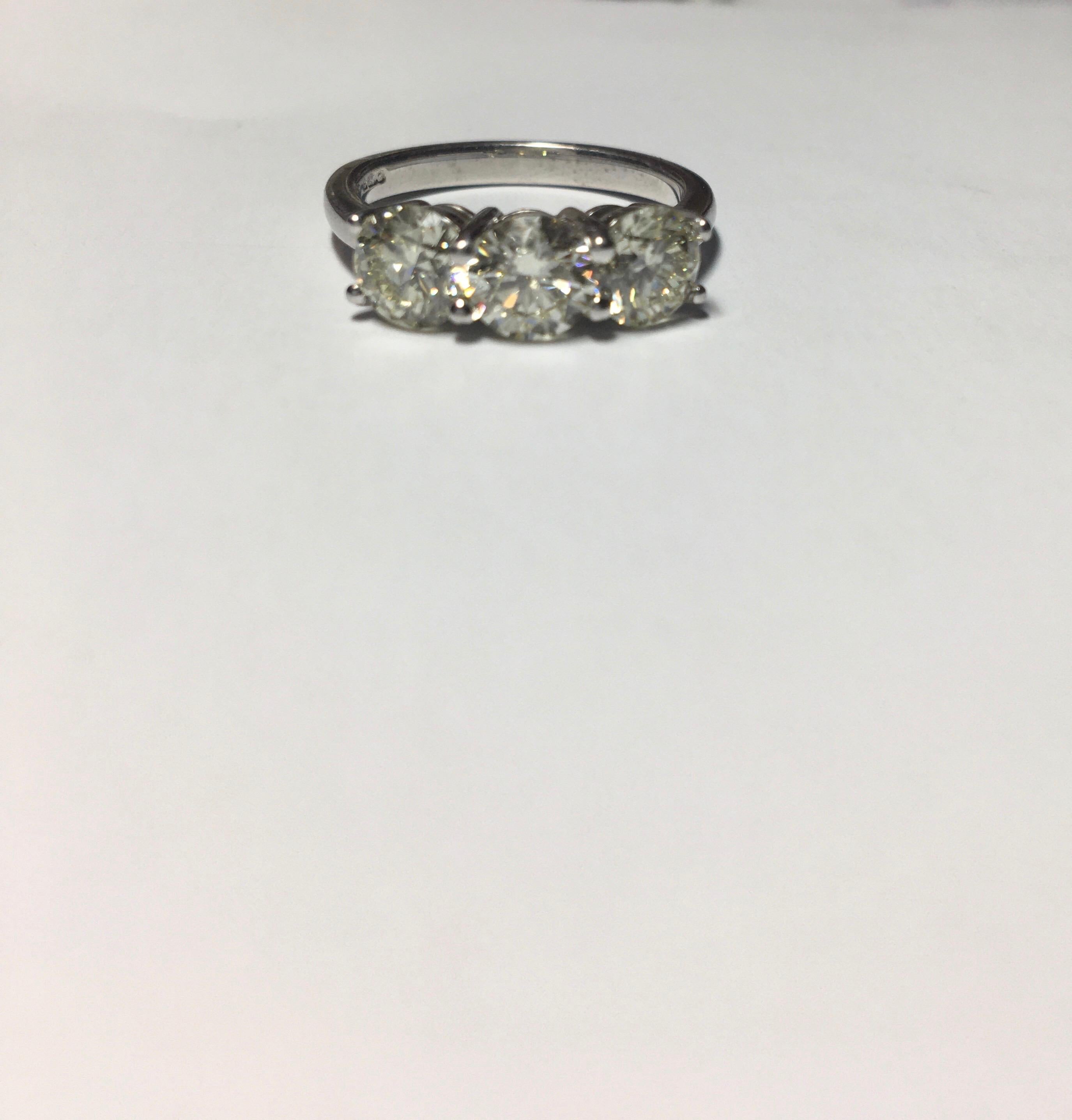 2.10 Carat 18 Karat Engagement Round Diamond Trilogy 4 Prongs Three-Stones Ring For Sale 2