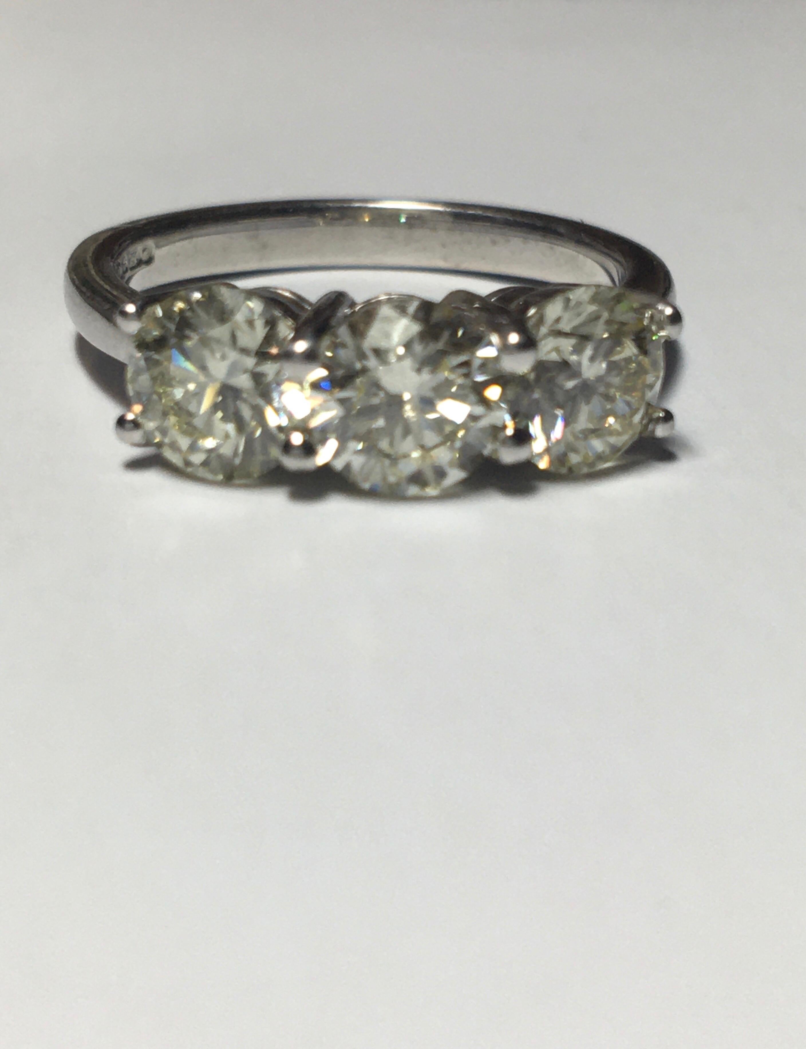 2.10 Carat 18 Karat Engagement Round Diamond Trilogy 4 Prongs Three-Stones Ring For Sale 3