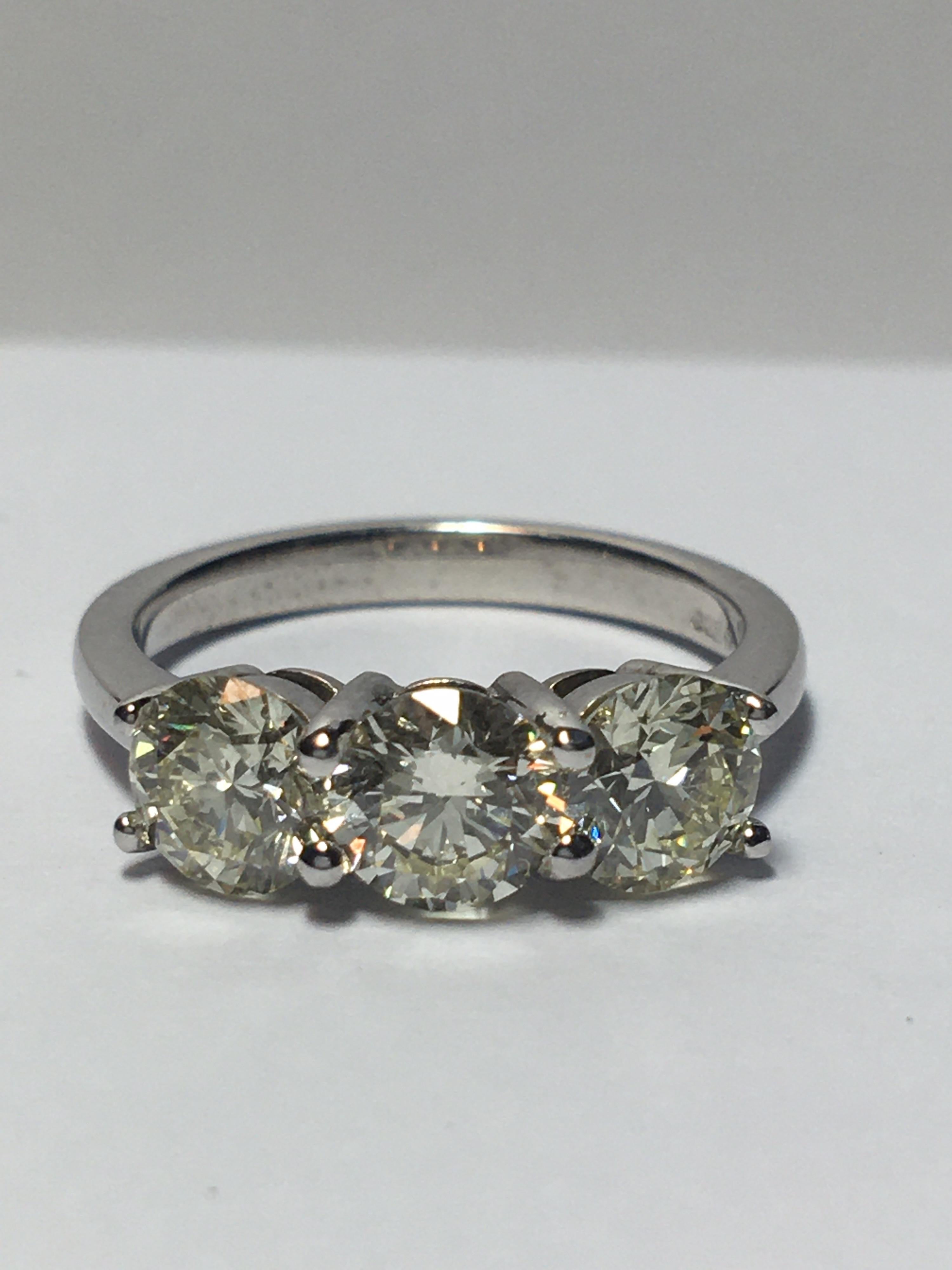 Moderne Bague de fiançailles à trois pierres en or 18 carats avec trilogie de diamants ronds de 2,10 carats à quatre griffes en vente