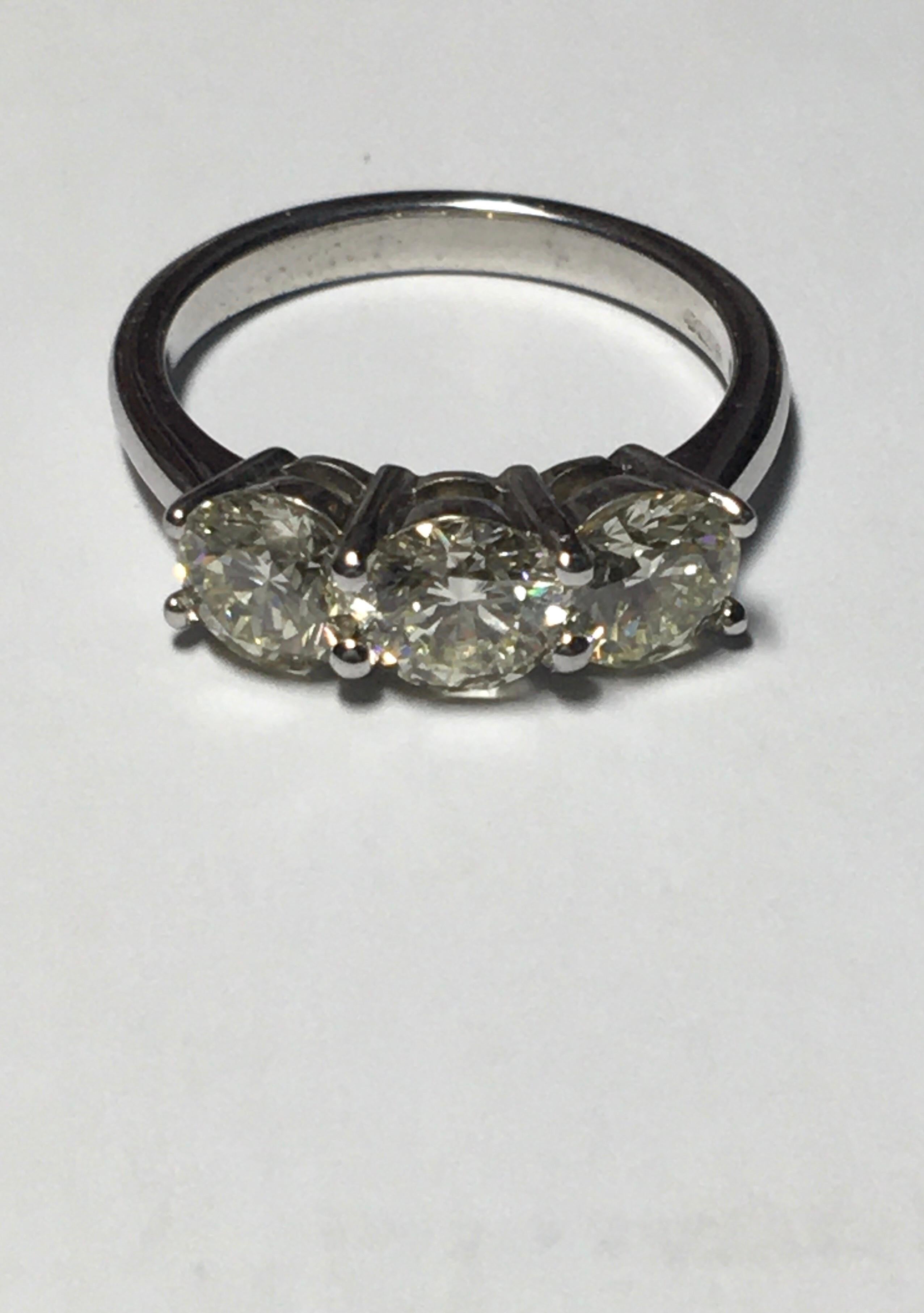 2.10 Carat 18 Karat Engagement Round Diamond Trilogy 4 Prongs Three-Stones Ring In New Condition For Sale In London, GB