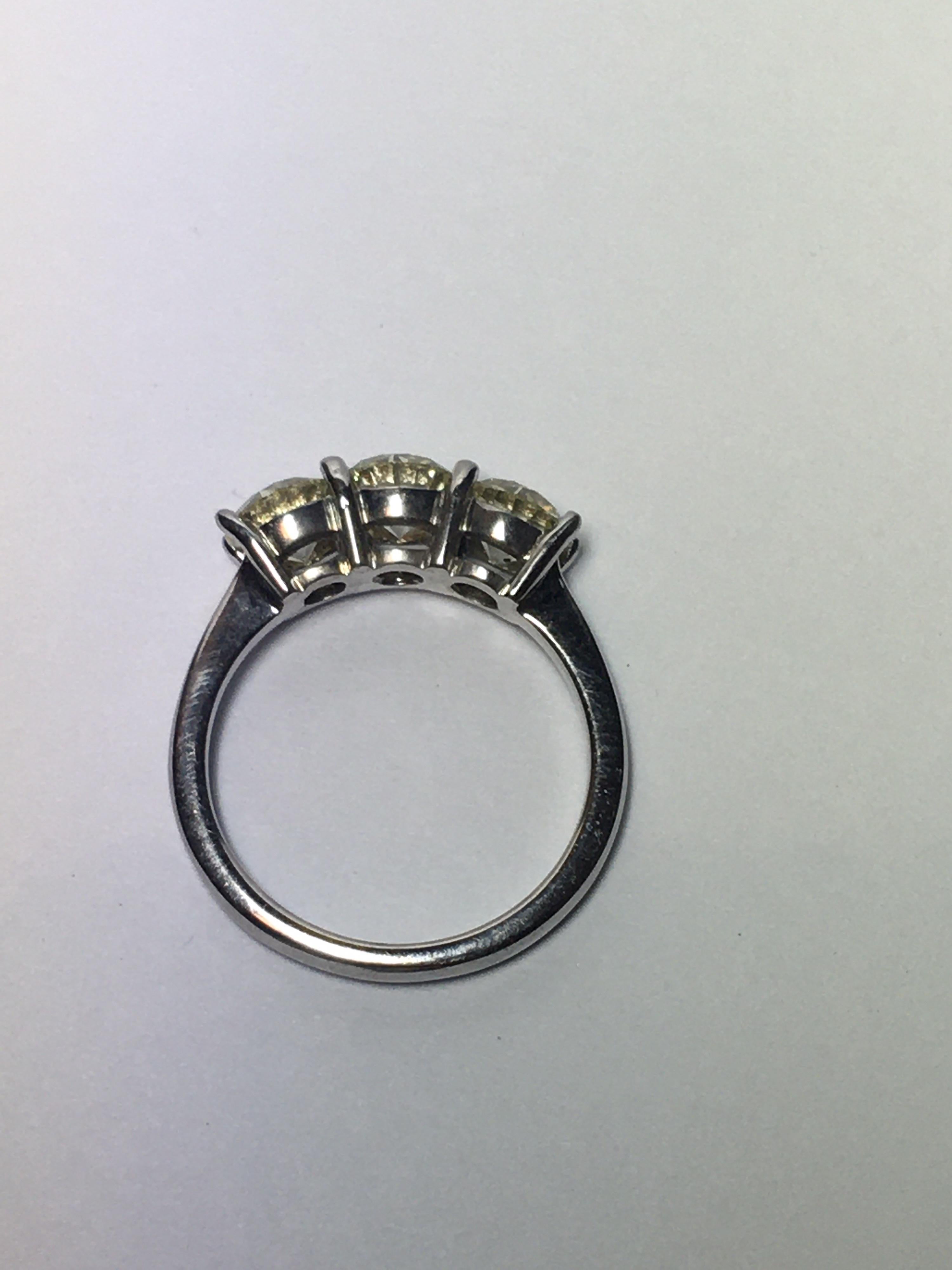 Women's 2.10 Carat 18 Karat Engagement Round Diamond Trilogy 4 Prongs Three-Stones Ring For Sale
