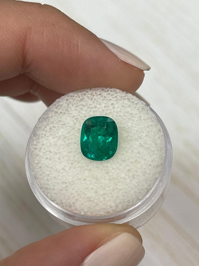 Stein: Smaragd
Gewicht: 2,10 Karat
Form: Kissenschliff
Klarheit: Transparent
Lüster: Sehr gut
Farbe: Vivid Muzo Green
Abmessungen: 8,88 mm x 7,54 mm x 5,28 mm
Geografische Herkunft: Kolumbien
Behandlung: Natürlich, Ölen

Bemerkungen: Aufgrund der