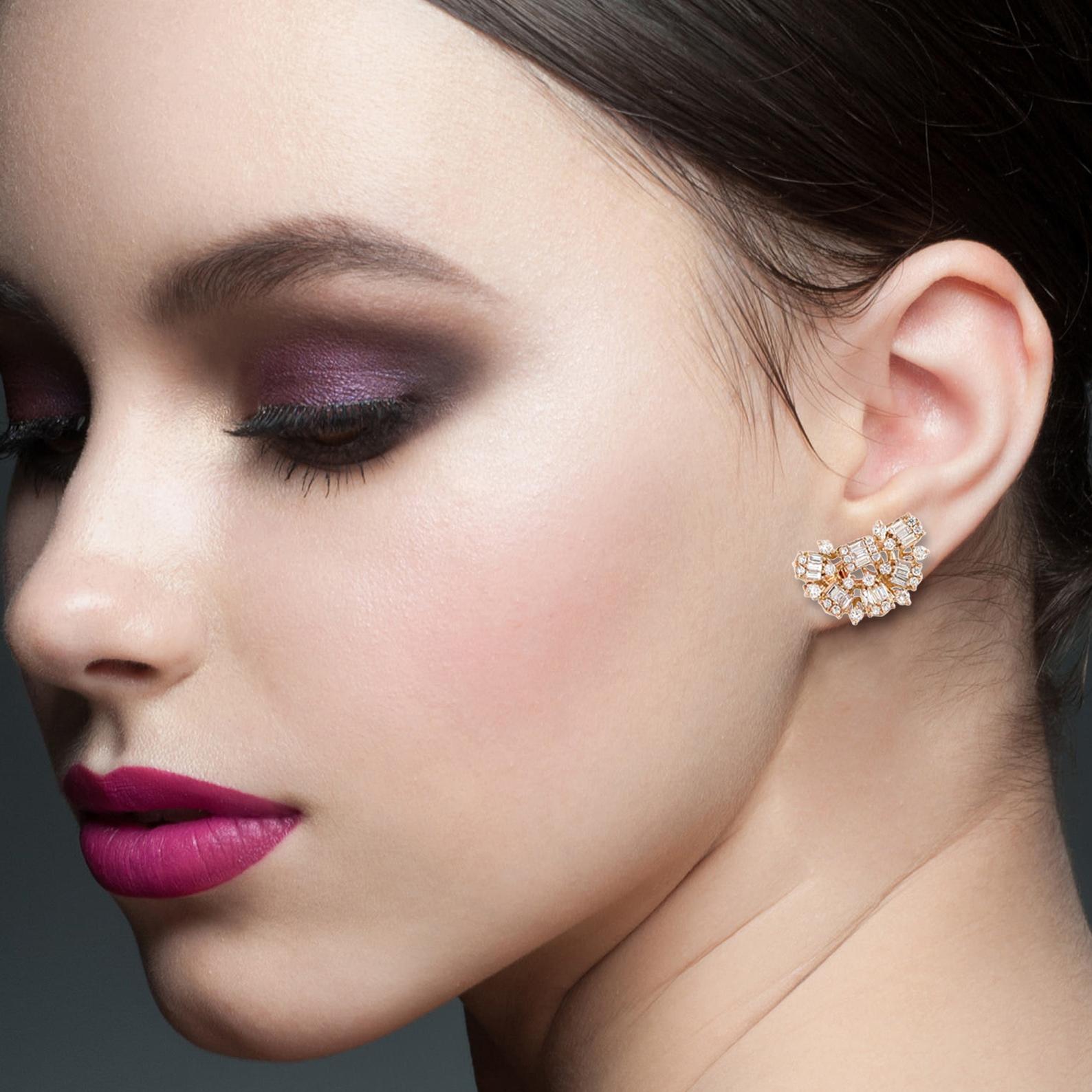 Fuso in oro 18 carati. Questi splendidi orecchini a perno sono impreziositi da 2,10 carati di diamanti scintillanti.

SEGUITE la vetrina di MEGHNA JEWELS per vedere le ultime collezioni e i pezzi esclusivi. Meghna Jewels è orgogliosamente