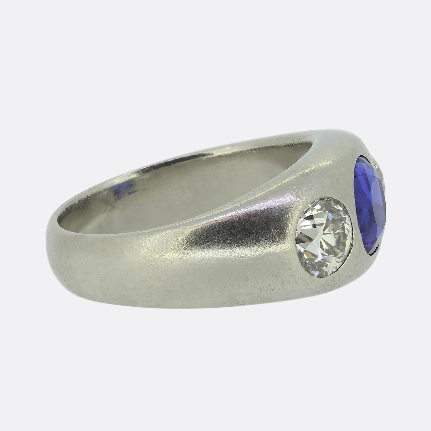 Taille ronde Bague à trois pierres, saphir birman de 2,10 carats et diamant taille ancienne en vente