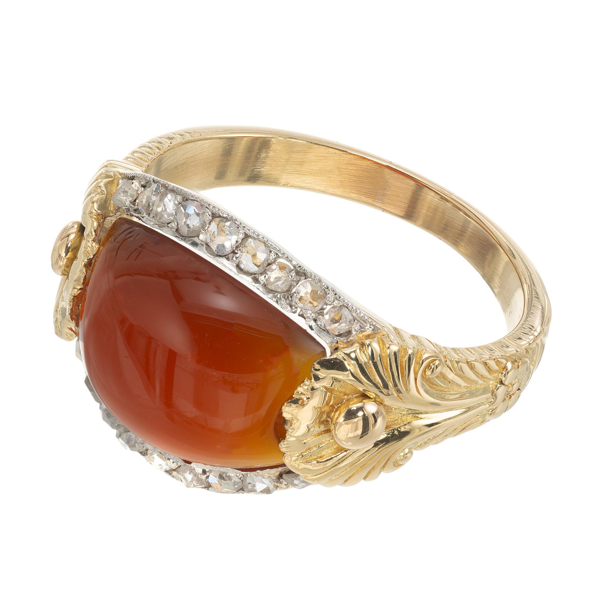 Cabochon Anello in oro giallo con cupola in platino con diamante aureolato da 2,10 carati di corniola in vendita