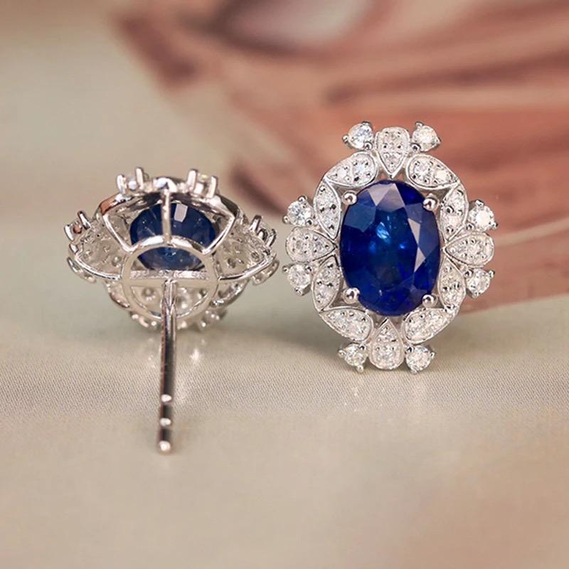 Taille ovale Boucles d'oreilles saphir bleu de Ceylan de 2,10 carats avec or blanc 18 carats et diamants en vente