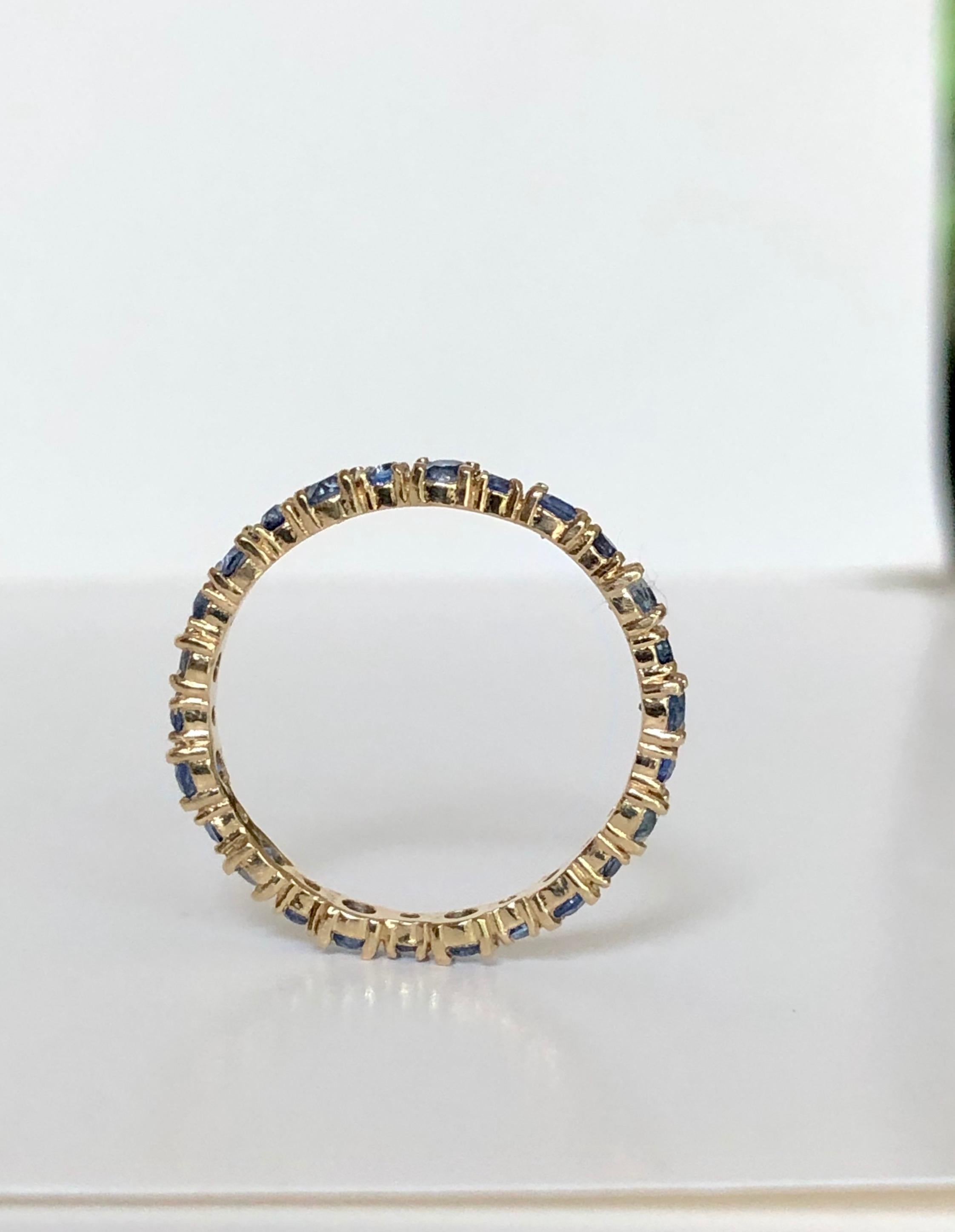 Women's or Men's 2.10 Carat Ceylon Sapphire Engagement Eternity Wedding Band Ring Gold For Sale