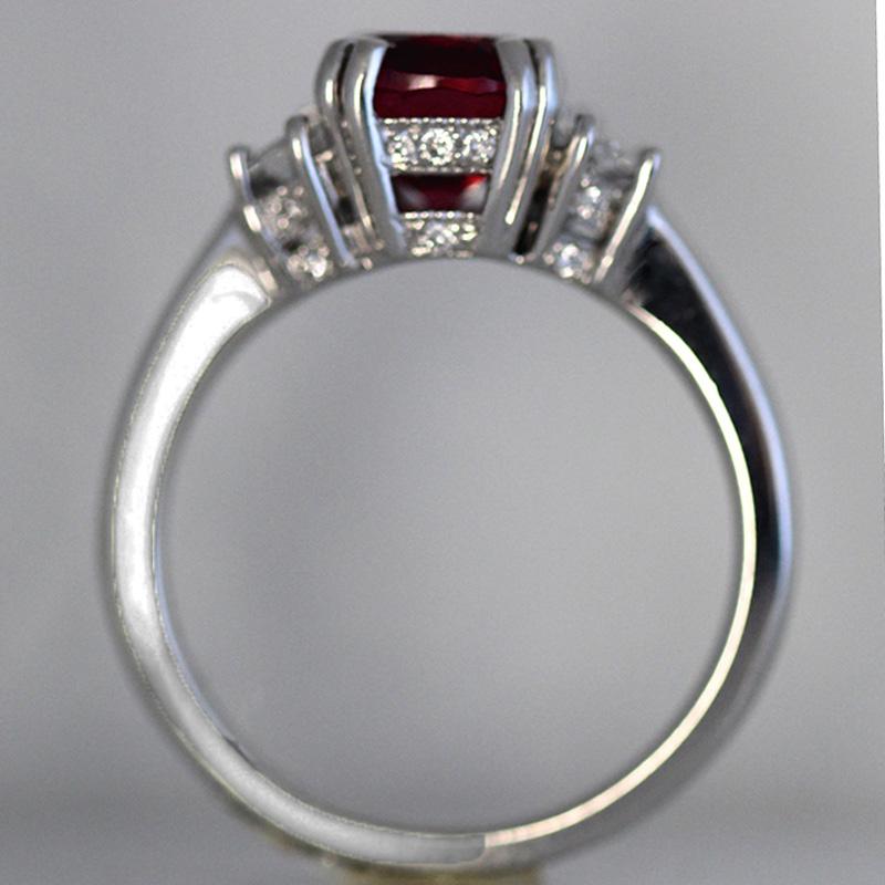 Donna Anello da cocktail con diamante e spinello rosso naturale a cuscino di Burma da 2,10 carati in vendita