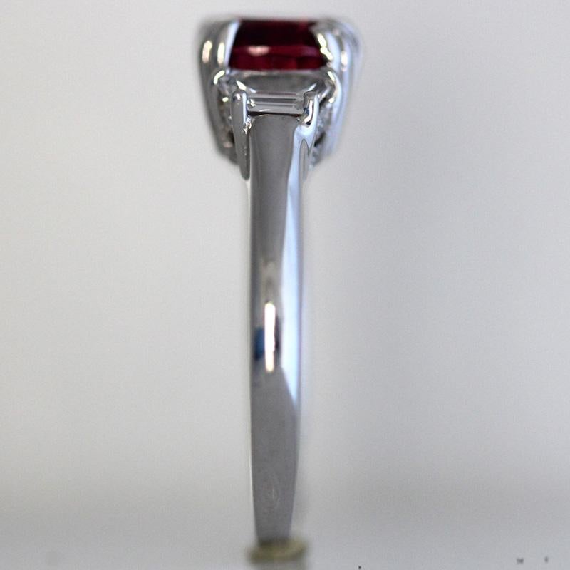Anello da cocktail con diamante e spinello rosso naturale a cuscino di Burma da 2,10 carati in vendita 1