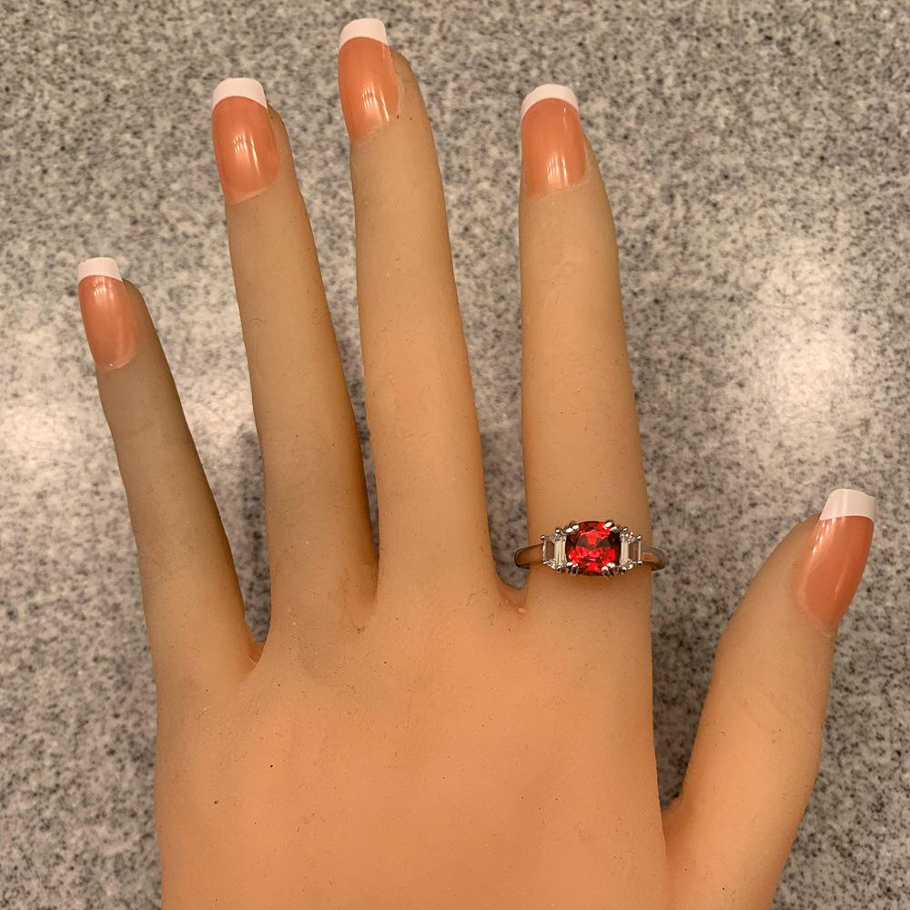 Taglio cuscino Anello da cocktail con diamante e spinello rosso naturale a cuscino di Burma da 2,10 carati in vendita