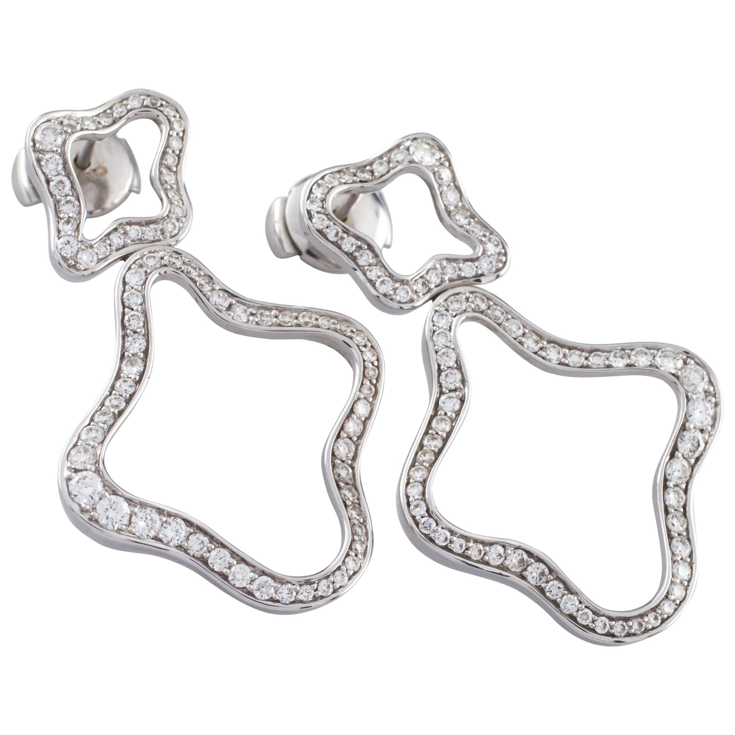 Clous d'oreilles en or blanc 18 carats avec fleur en diamants de 2,10 carats en vente