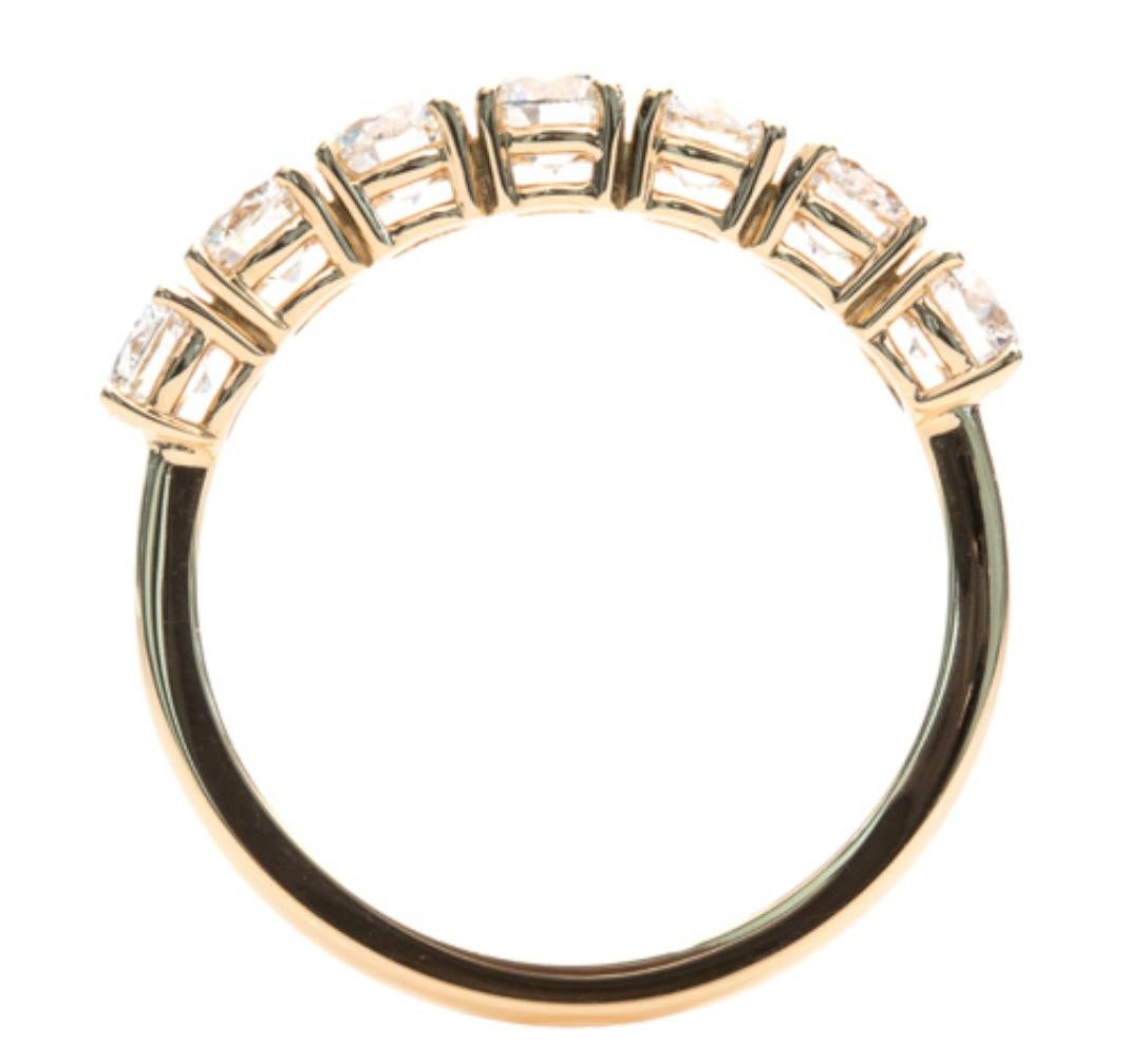 Wir präsentieren den atemberaubenden 2,10 Karat E-F VS Diamanten 18K Weißgold 7 Steine Bandring, ein raffiniertes und vielseitiges Stück, das Sie begeistern wird.

Dieser exquisite Ring ist mit sieben runden Diamanten besetzt, die jeweils ein