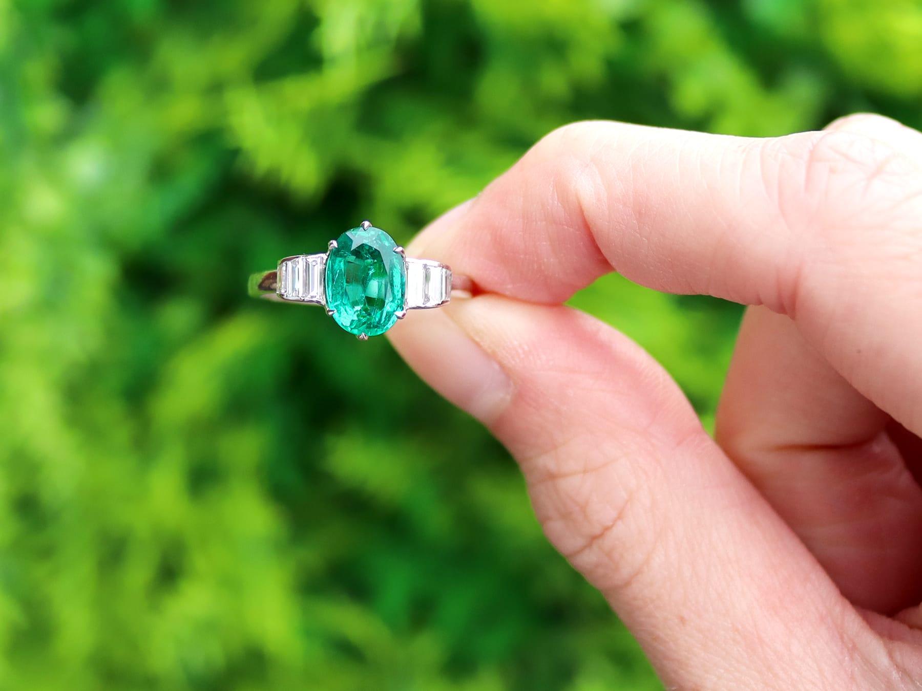 Impresionante anillo antiguo de platino con una esmeralda de 2,10 quilates y un diamante de 0,42 quilates; forma parte de nuestra variada colección de anillos antiguos con esmeraldas. 

Este asombroso, fino e impresionante anillo antiguo de
