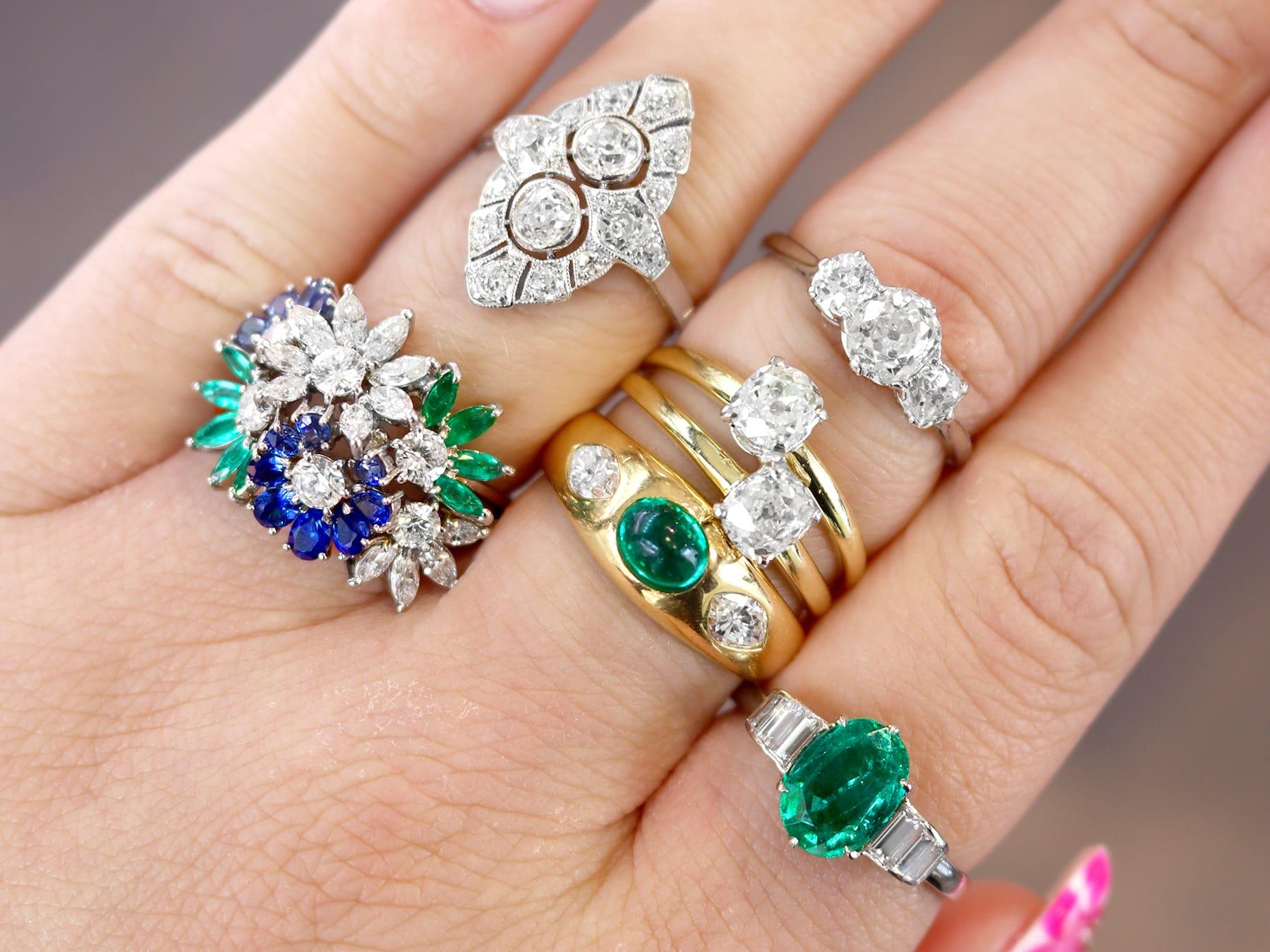 Esmeralda de 2,10 quilates Diamante de 0,42 quilates Anillo de cóctel en platino Corte oval en venta