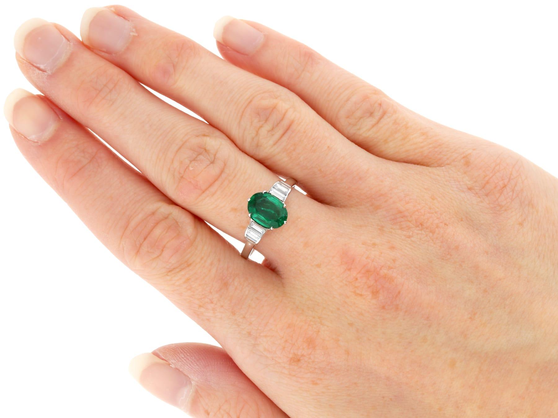 Esmeralda de 2,10 quilates Diamante de 0,42 quilates Anillo de cóctel en platino en venta 3