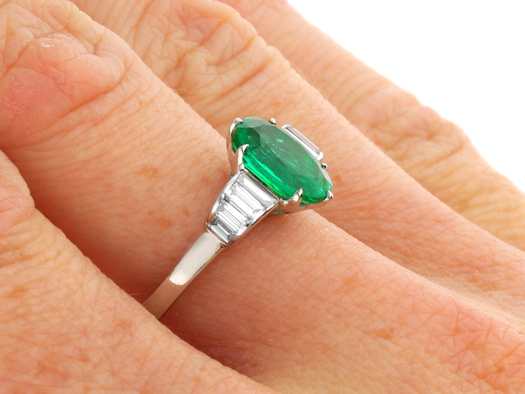 Esmeralda de 2,10 quilates Diamante de 0,42 quilates Anillo de cóctel en platino en venta 4