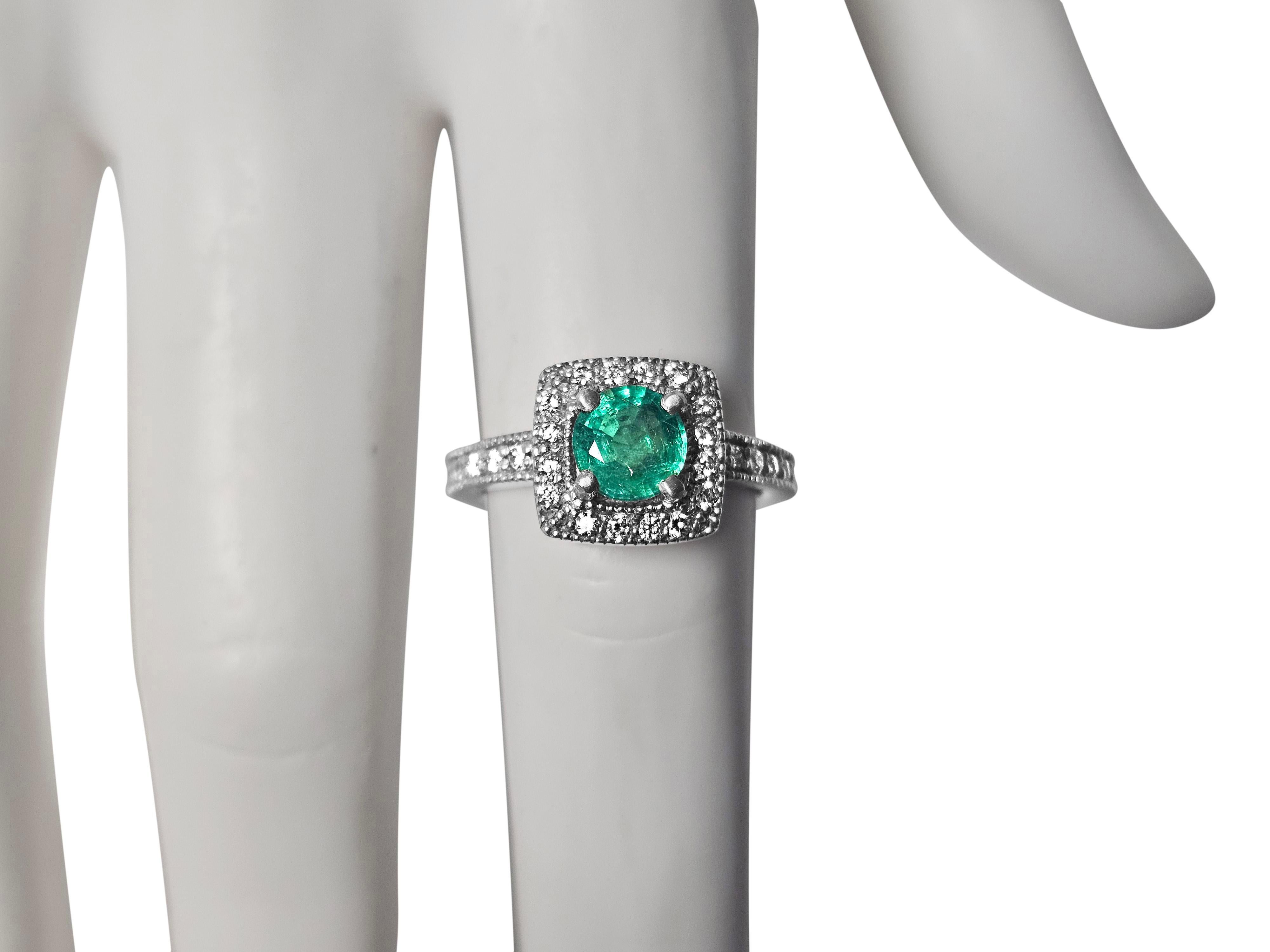 Women's 2.10 carat Emerald & Diamond Ring in 14K Gold Vintage For Sale