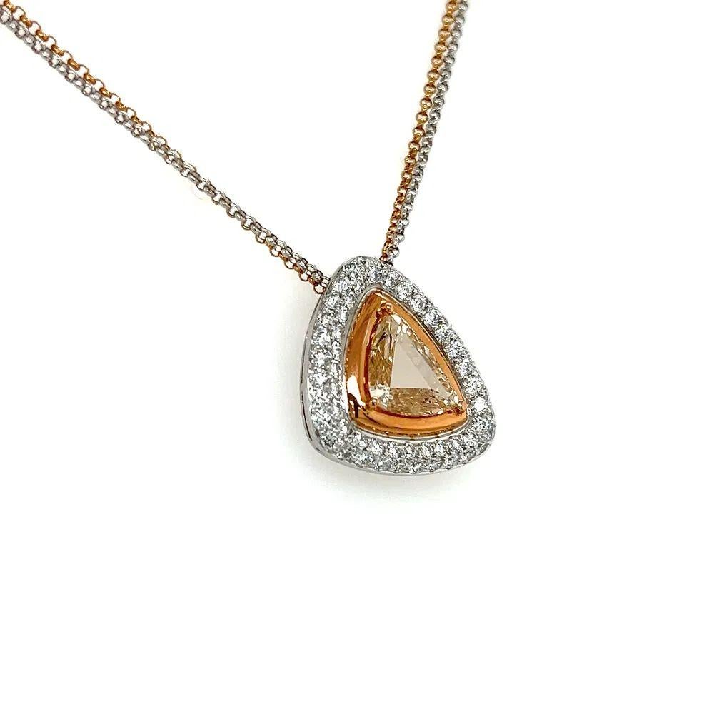 Semplicemente bello! Collana con ciondolo a goccia in oro con diamante Fancy Champagne Trillion e diamante RBC d'epoca. Caratterizzato da una mano saldamente incastonata con uno splendido diamante Trillion Fancy Champagne da 2,10 carati. Circondato