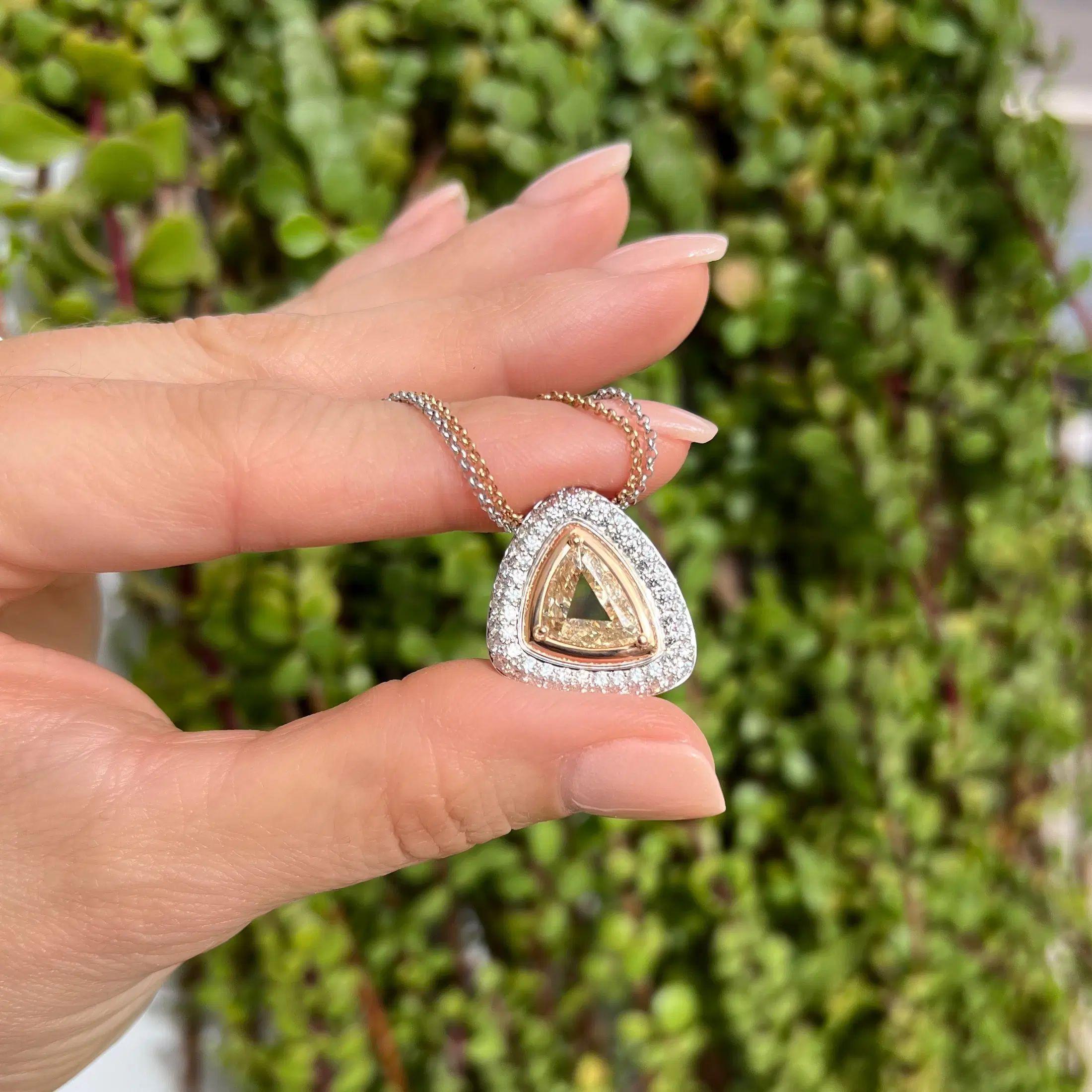 Modernista Collana con ciondolo a goccia in oro a 2 toni con diamante Fancy Champagne Trillion da 2,10 carati in vendita