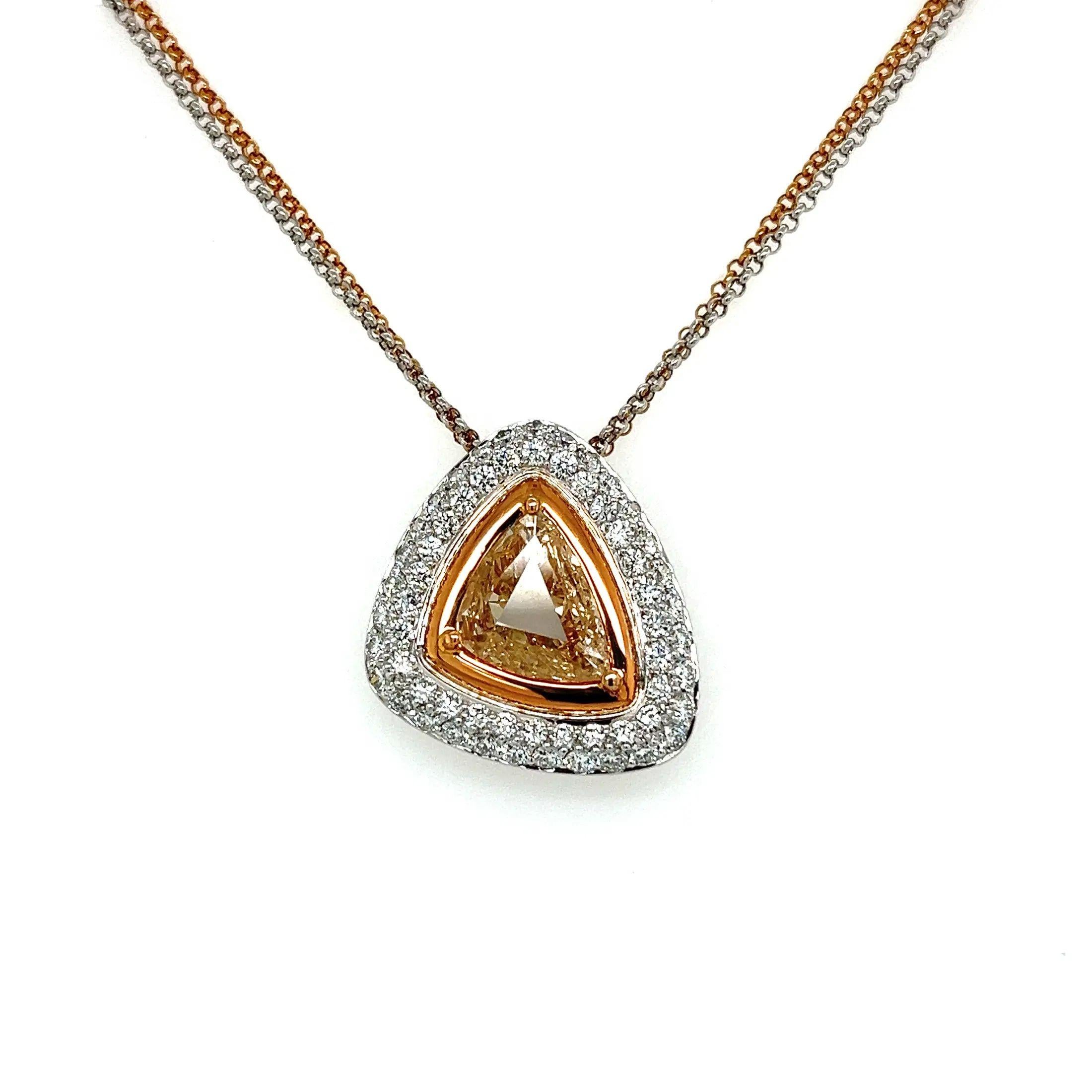 Taglio trillion Collana con ciondolo a goccia in oro a 2 toni con diamante Fancy Champagne Trillion da 2,10 carati in vendita