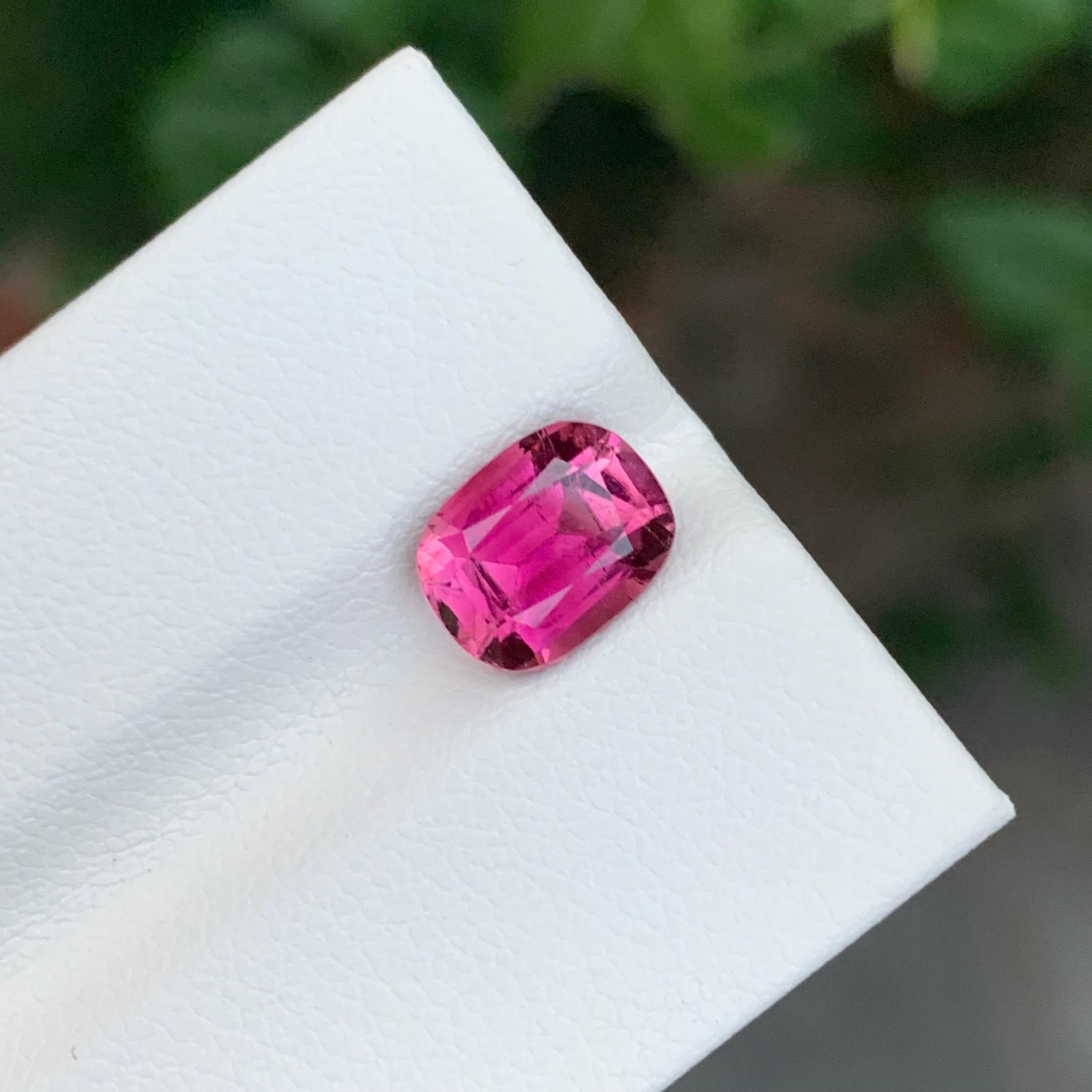 Arts and Crafts Tourmaline rose 2.10 carats facettée, forme coussin en vente