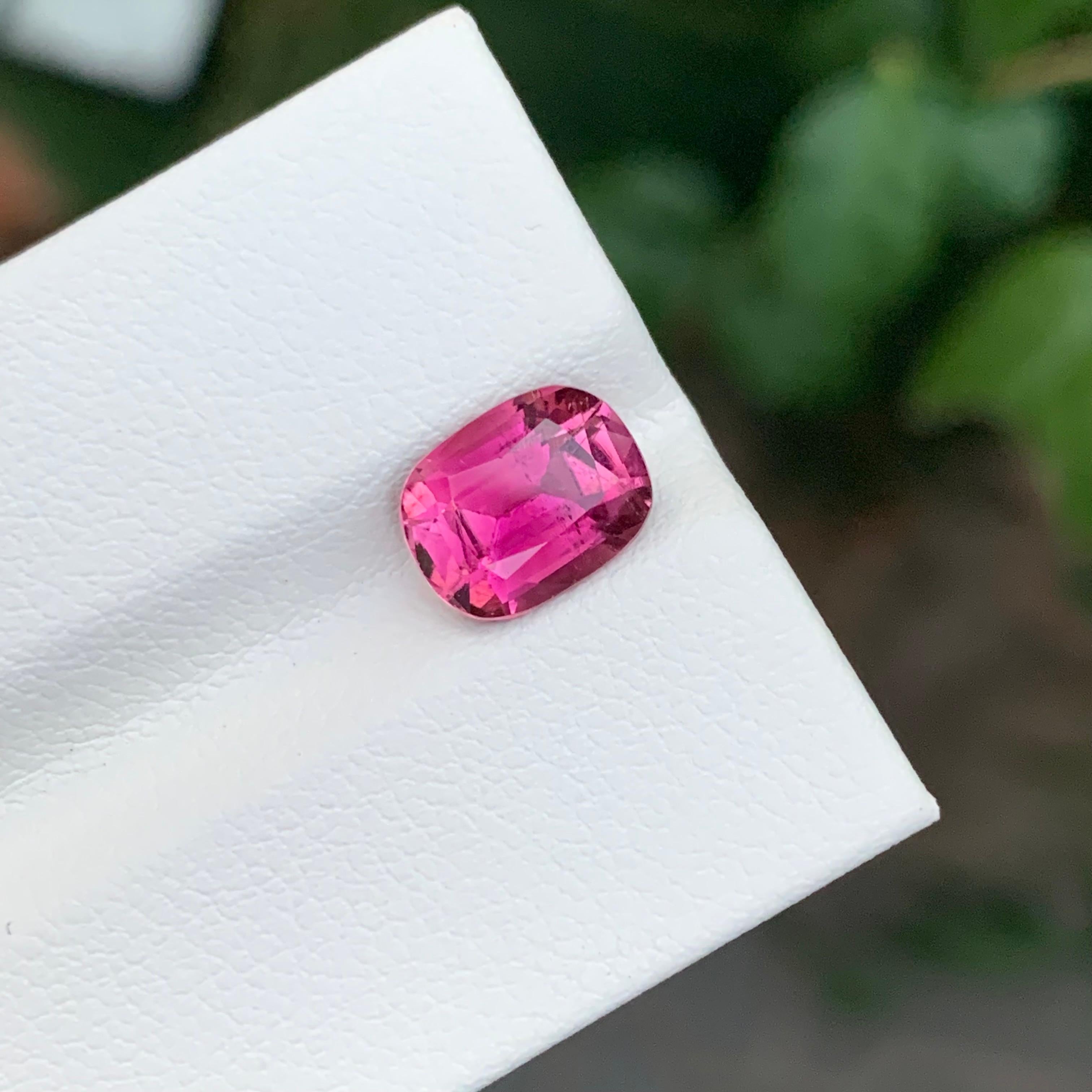 Taille coussin Tourmaline rose 2.10 carats facettée, forme coussin en vente