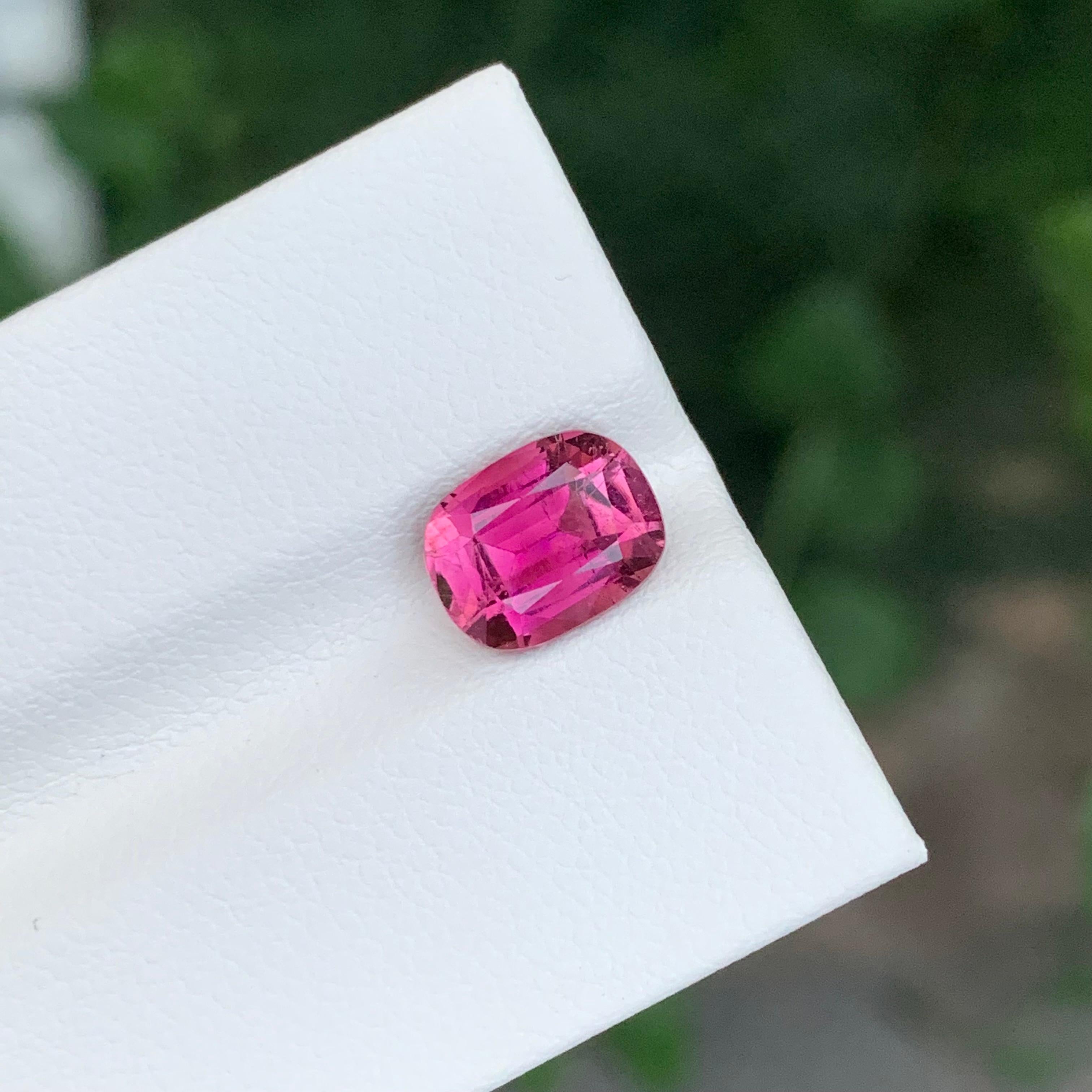 Tourmaline rose 2.10 carats facettée, forme coussin Unisexe en vente