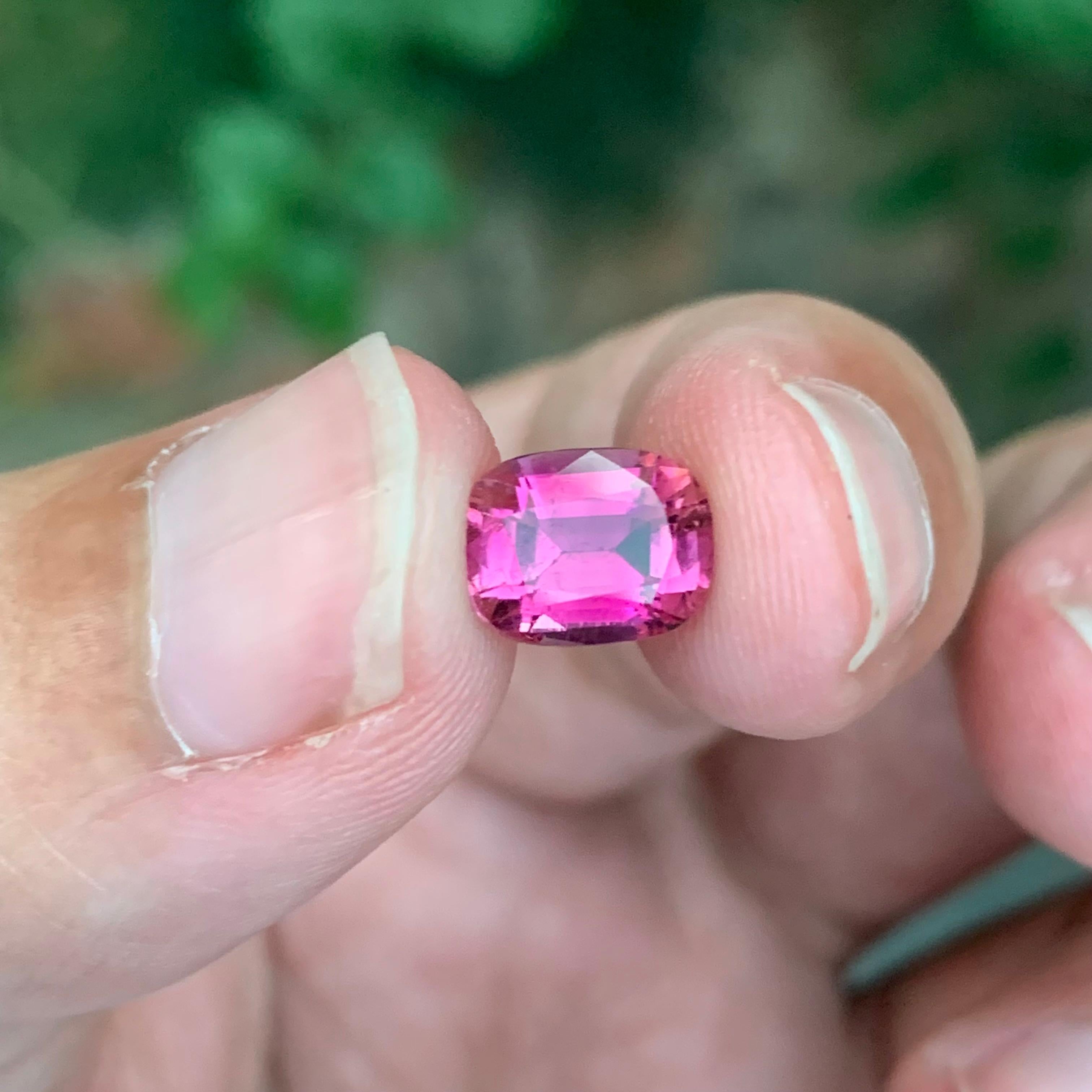 Tourmaline rose 2.10 carats facettée, forme coussin en vente 1