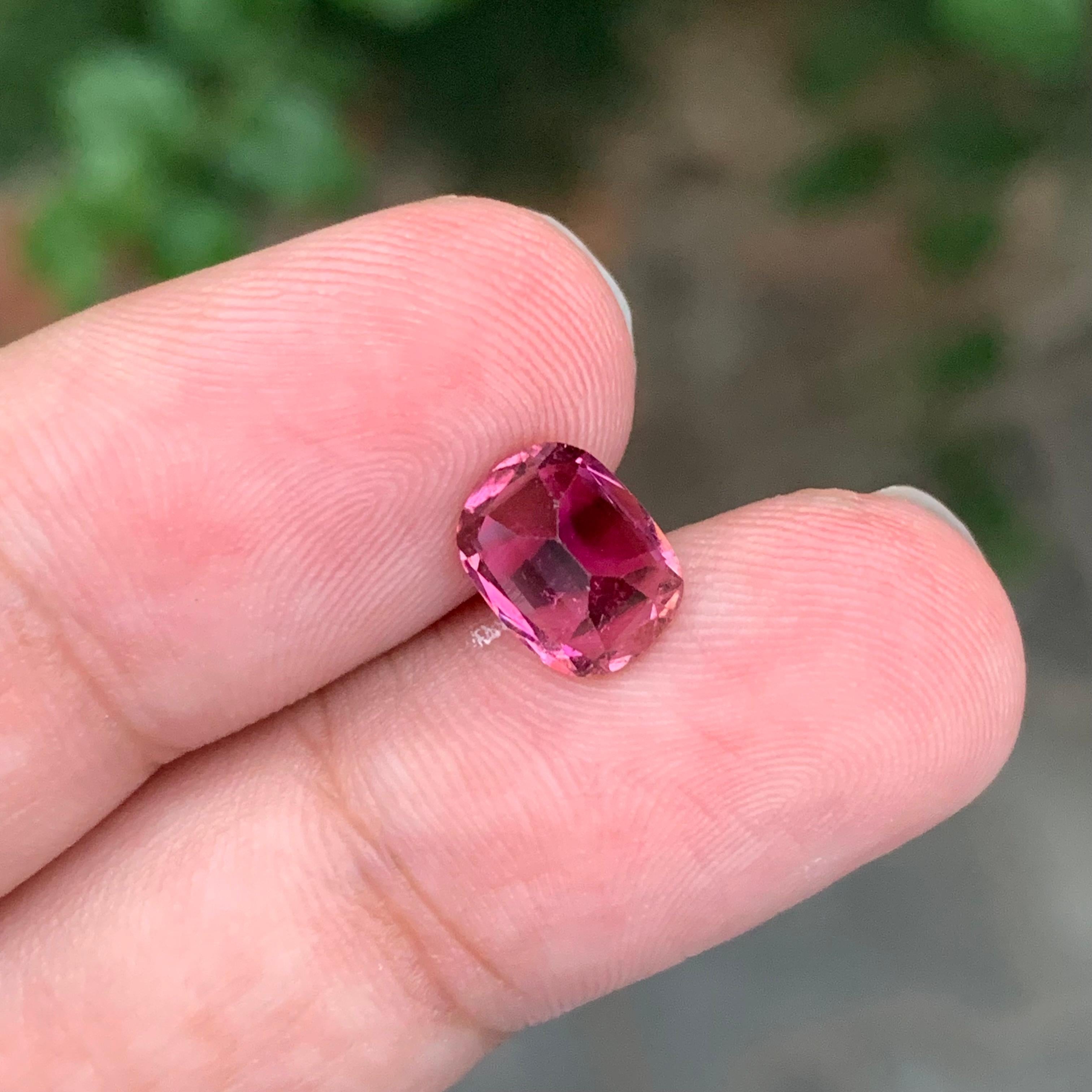 Tourmaline rose 2.10 carats facettée, forme coussin en vente 2
