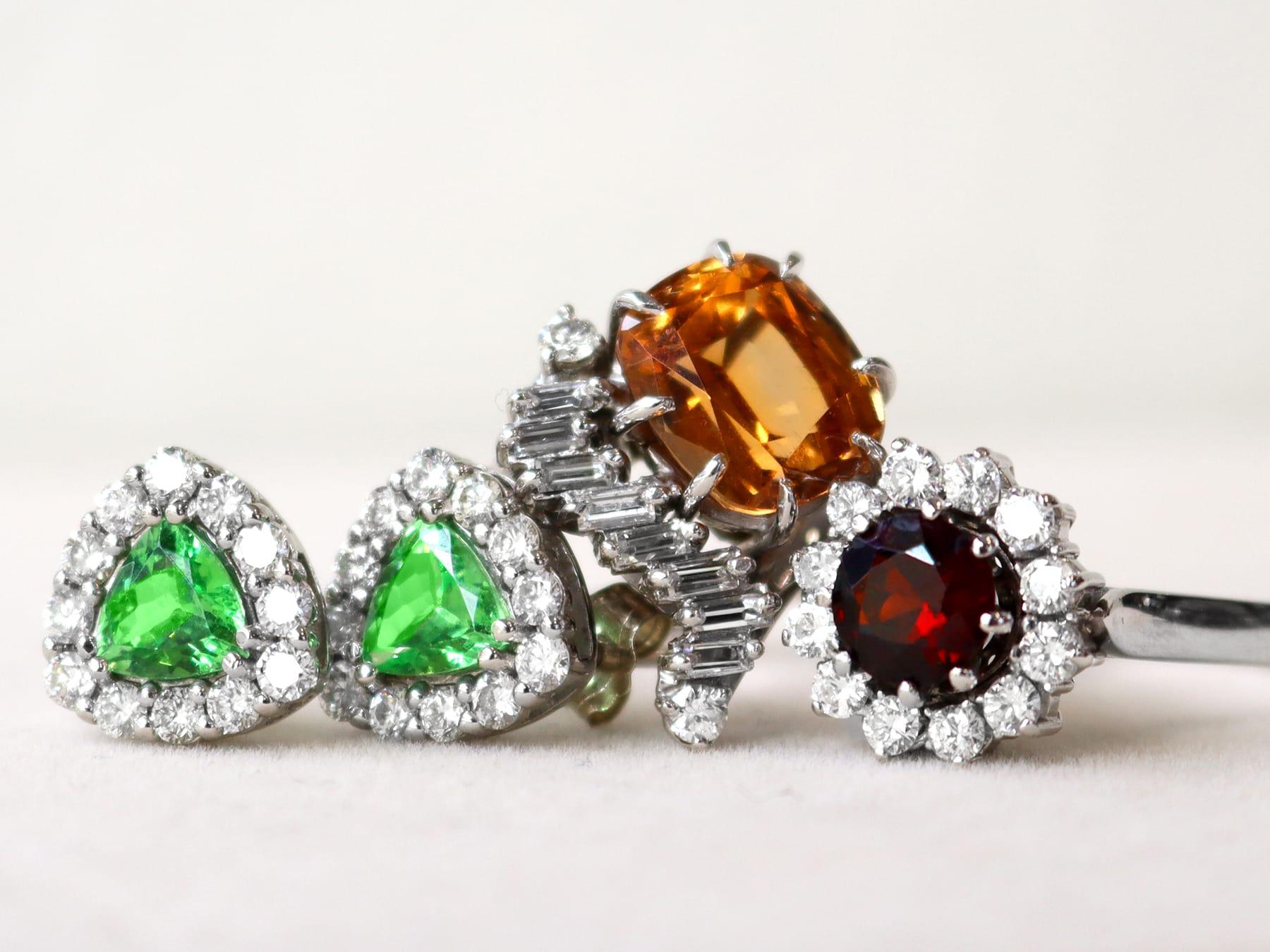 Taglio rotondo Orecchini in oro bianco 18k con 2,10 carati di granato verde idrogrossulare e 0,88 carati di diamante in vendita