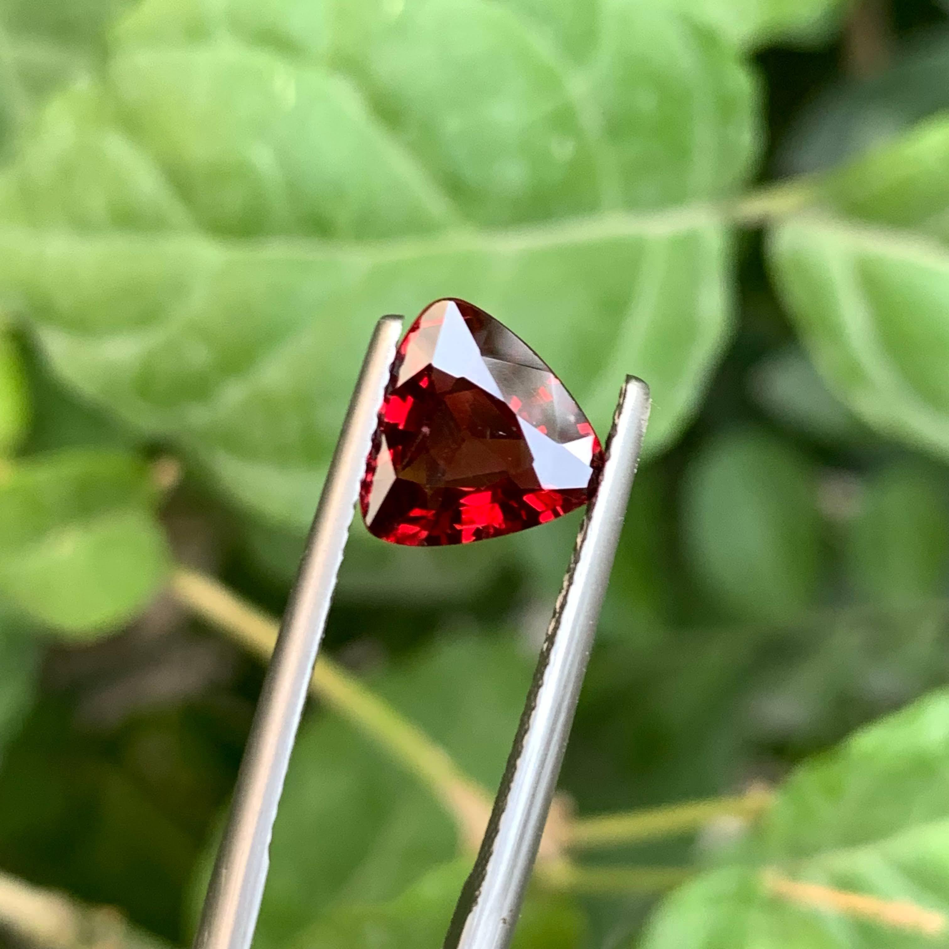Moderne 2.10 Carat Loose Dazzling Red Spinel Stone Trillion Cut Natural Burmese Gemstone en vente