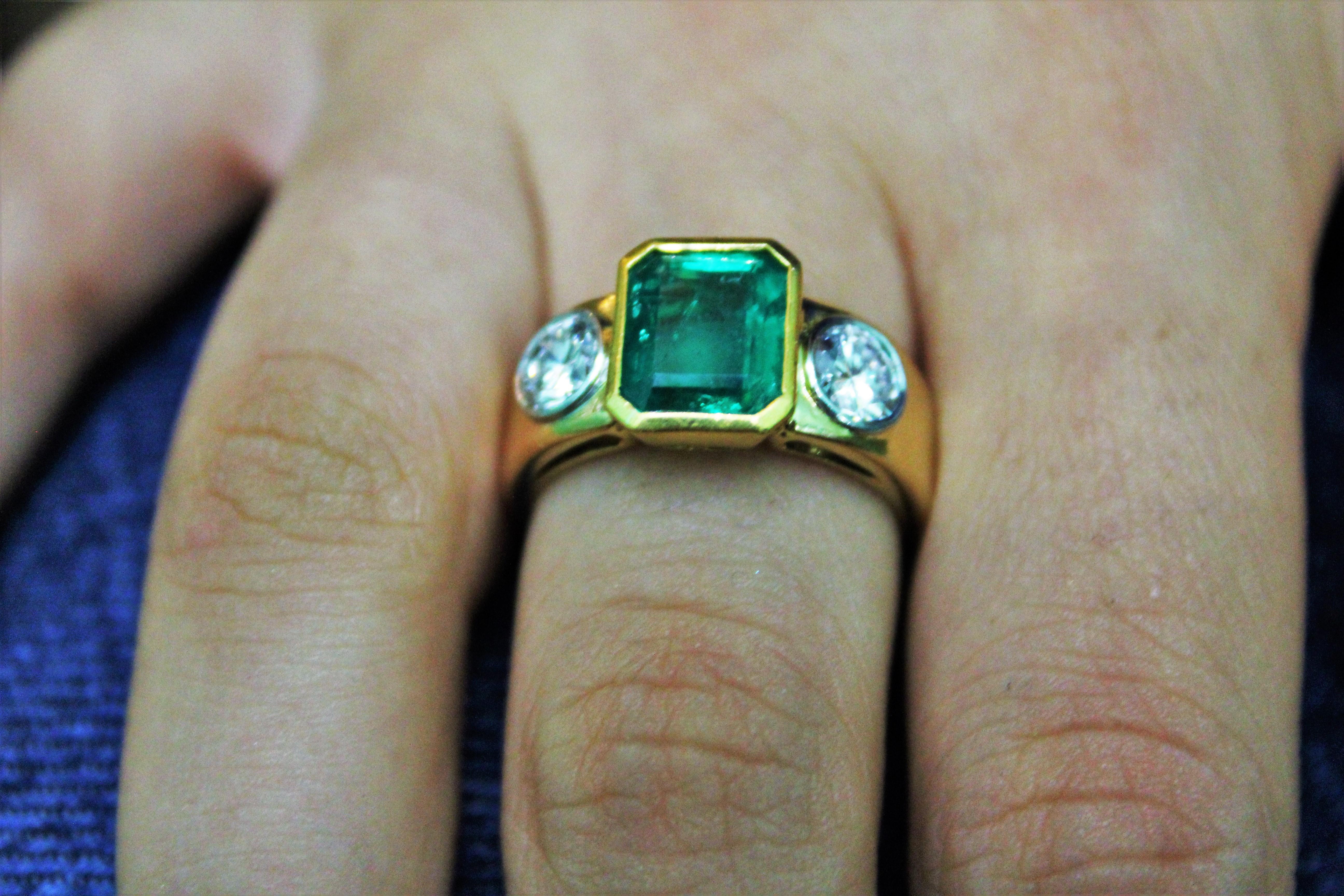 Art Deco 2.10 Carat Natural Colombian Emerald Diamonds G Col. VVS 18 Karat Gold Ring