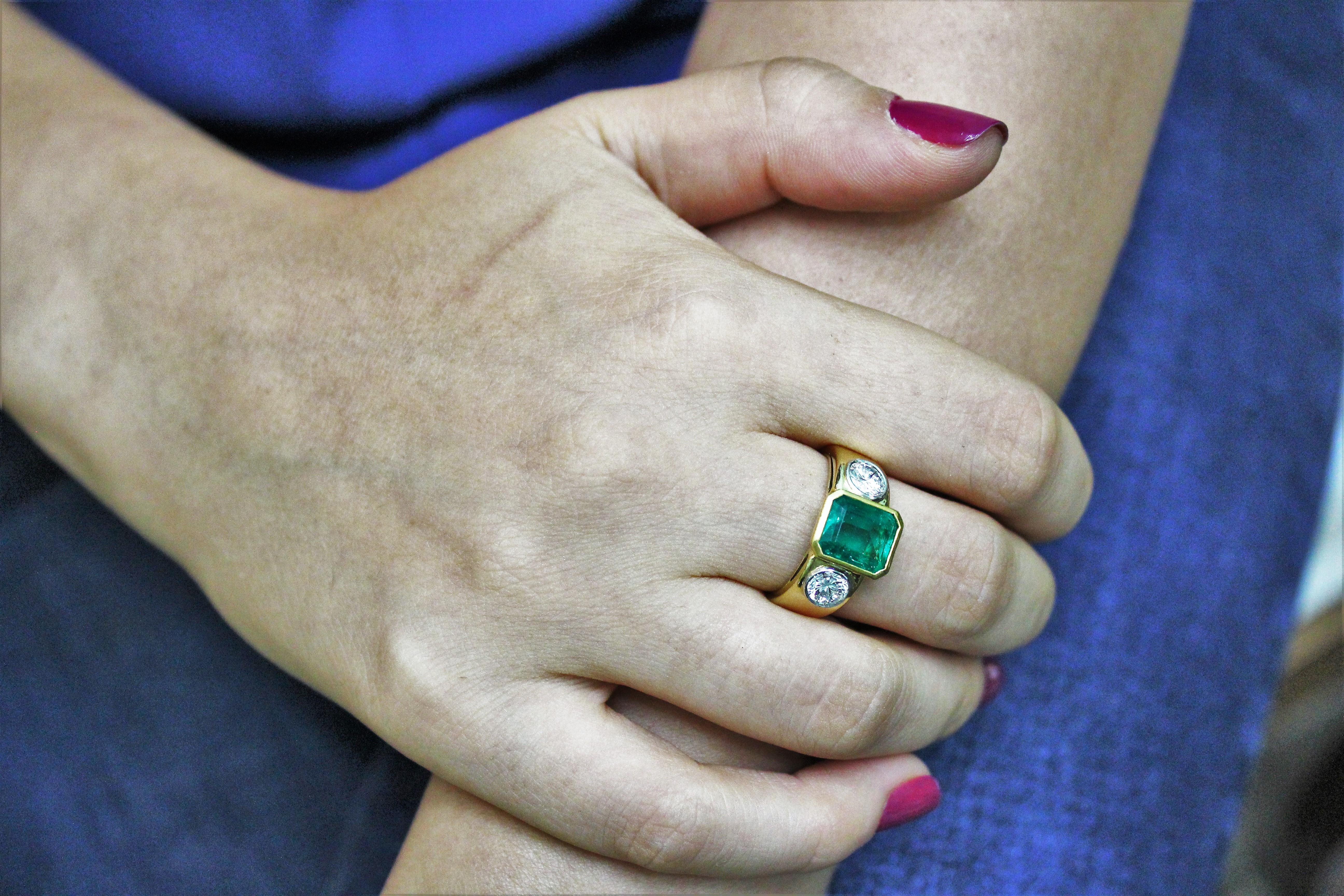 Women's 2.10 Carat Natural Colombian Emerald Diamonds G Col. VVS 18 Karat Gold Ring