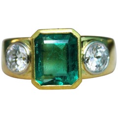 2.10 Carat Natural Colombian Emerald Diamonds G Col. VVS 18 Karat Gold Ring
