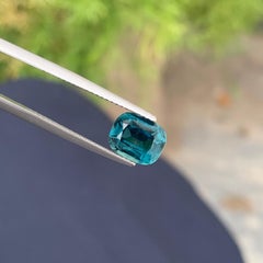 Tourmaline bleu foncé naturel de 2,10 carats provenant d'une mine afghane, taillée en coussin