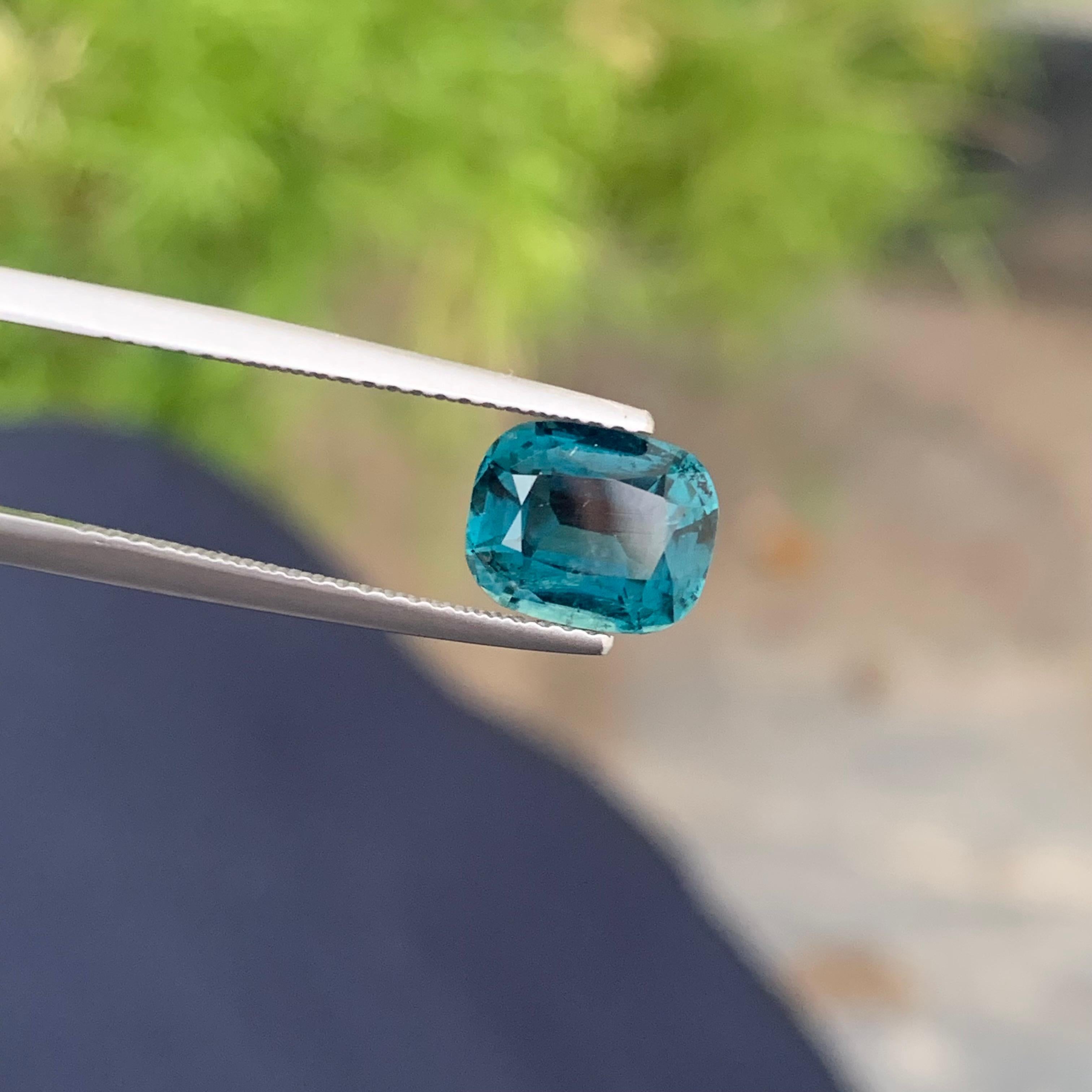 Tourmaline bleu foncé naturel de 2,10 carats provenant d'une mine afghane, taillée en coussin Unisexe en vente