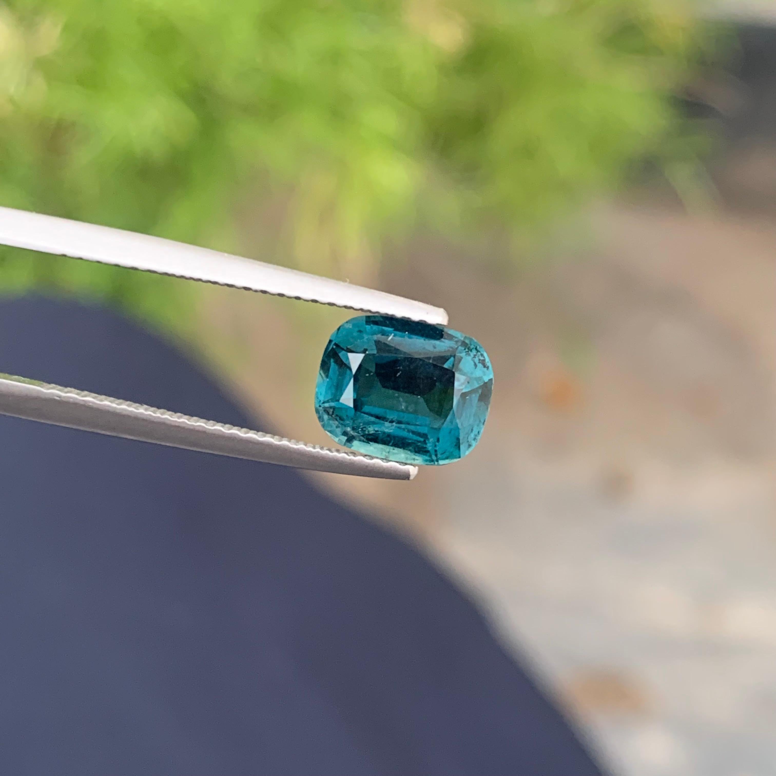 Tourmaline bleu foncé naturel de 2,10 carats provenant d'une mine afghane, taillée en coussin en vente 1
