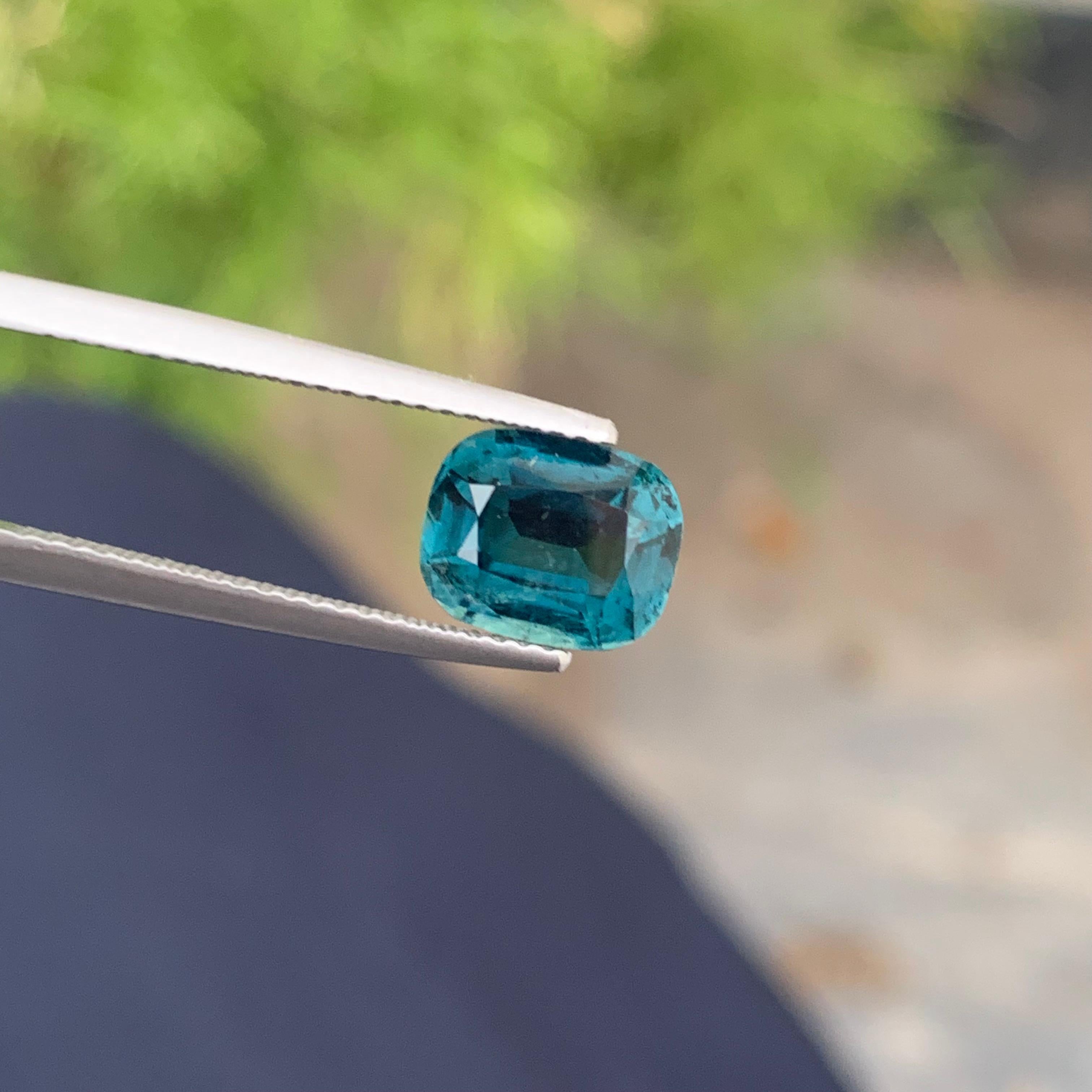 Tourmaline bleu foncé naturel de 2,10 carats provenant d'une mine afghane, taillée en coussin en vente 2