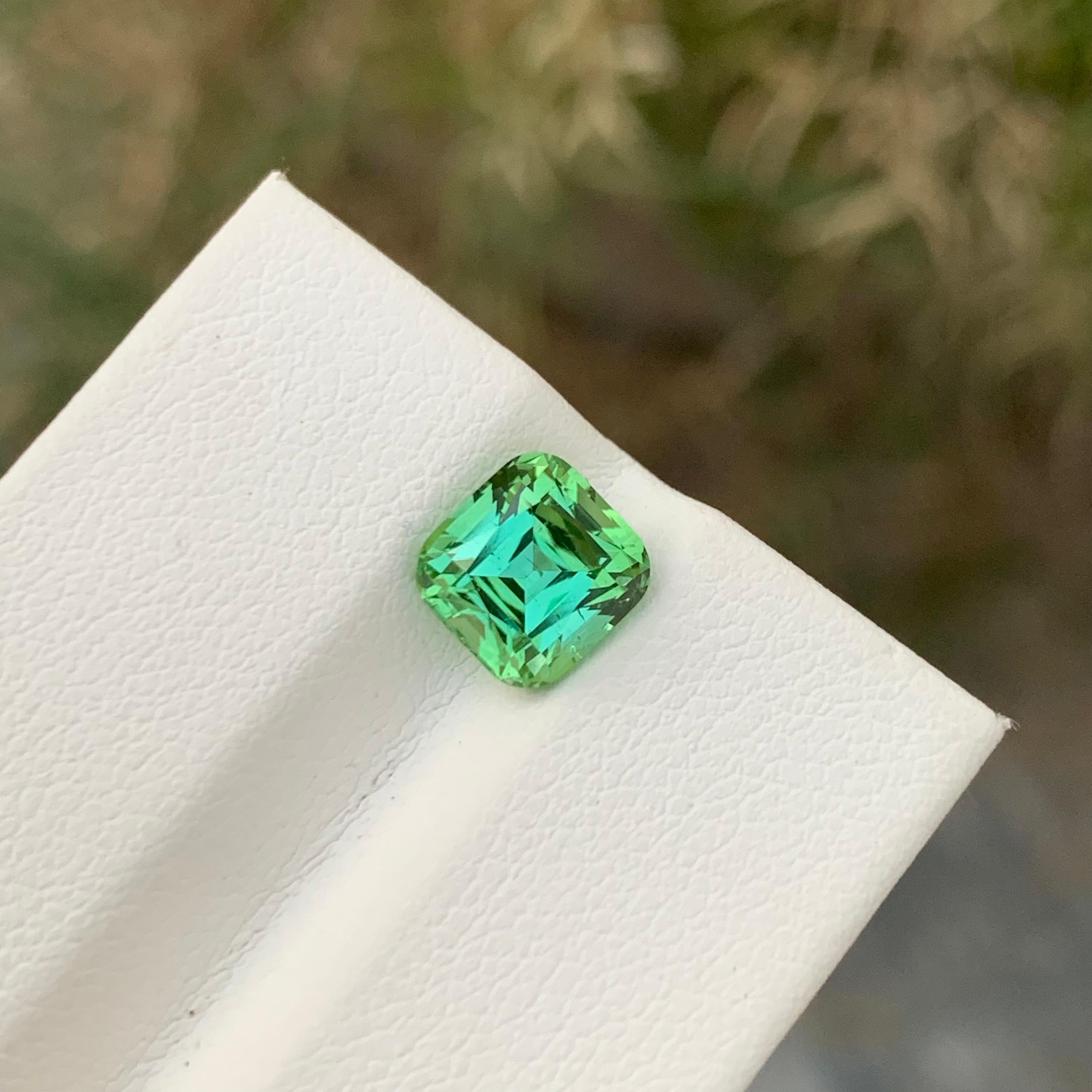 Tourmaline verte brillante non sertie de 2,10 carats de forme coussin pour bague en vente 4
