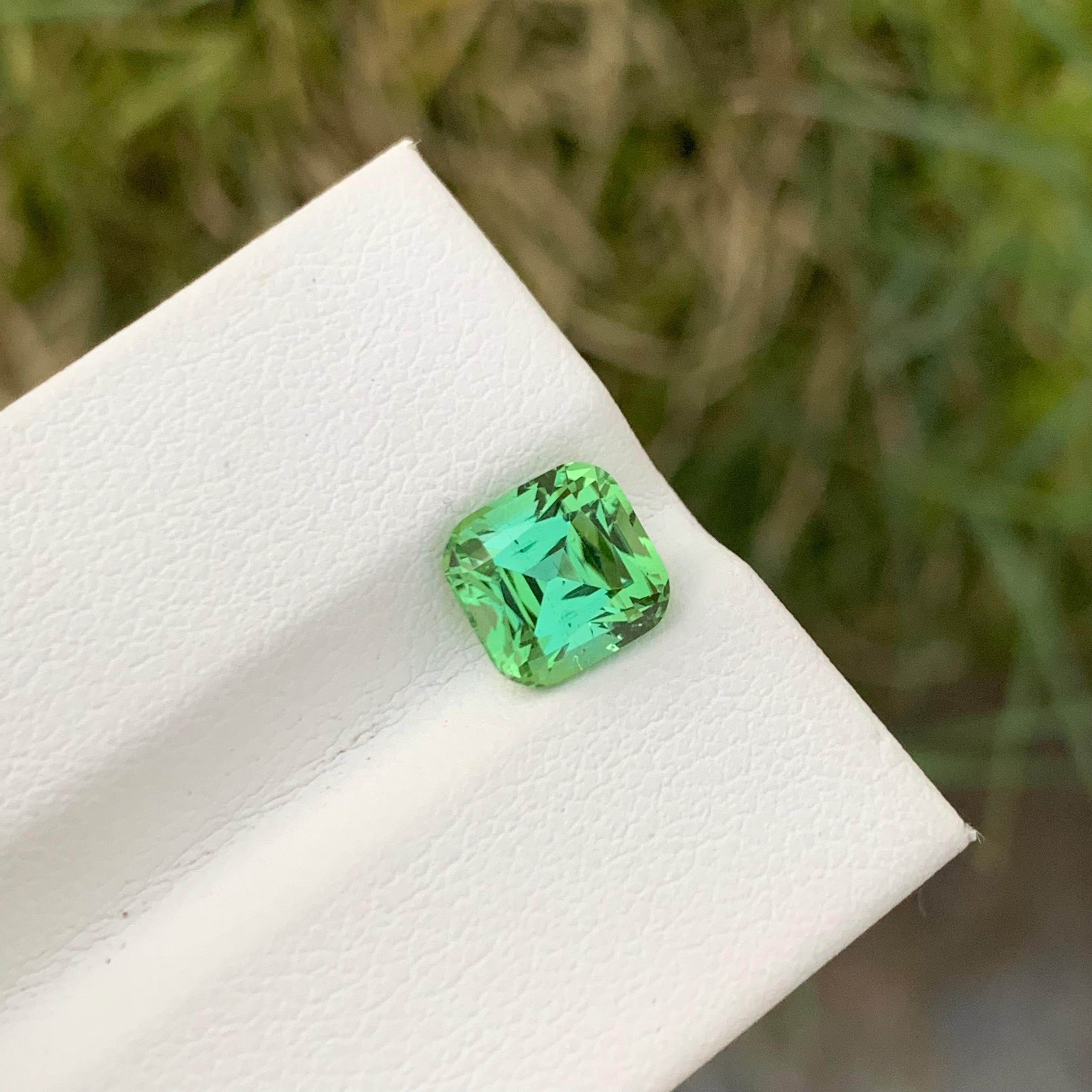 Arts and Crafts Tourmaline verte brillante non sertie de 2,10 carats de forme coussin pour bague en vente